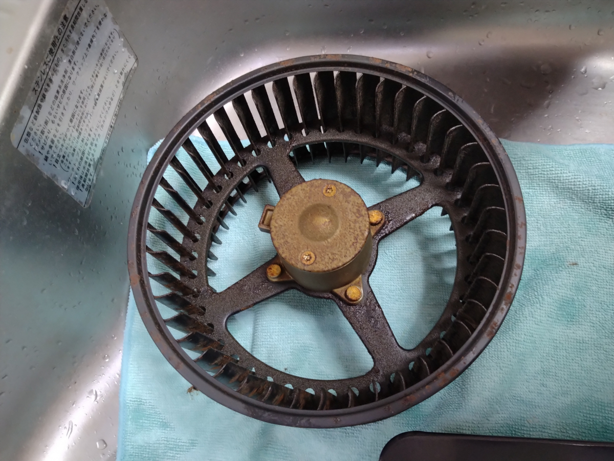 埼玉県さいたま市岩槻区のレンジフードクリーニングの作業前3