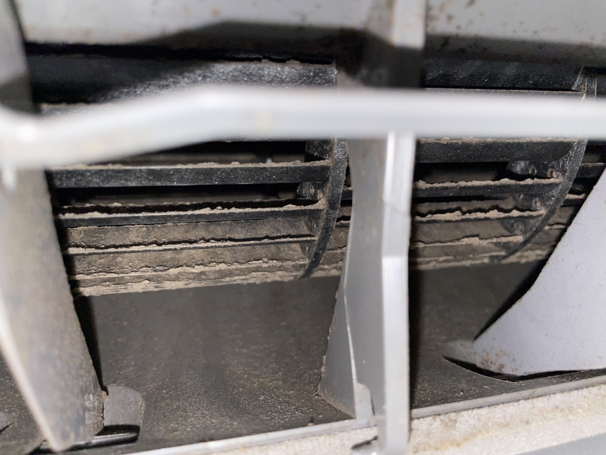 愛知県長久手市のお掃除機能付きエアコンの作業前1