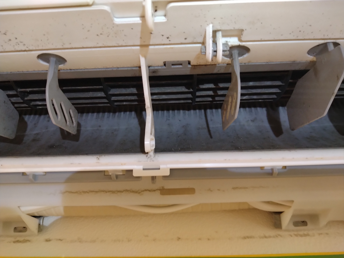 埼玉県上尾市のお掃除機能付きエアコンの作業前3