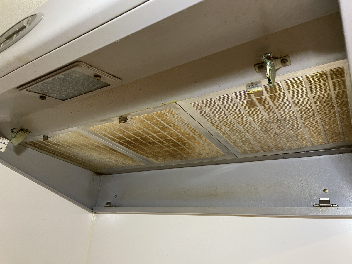 愛知県名古屋市千種区のレンジフードクリーニングの作業前1
