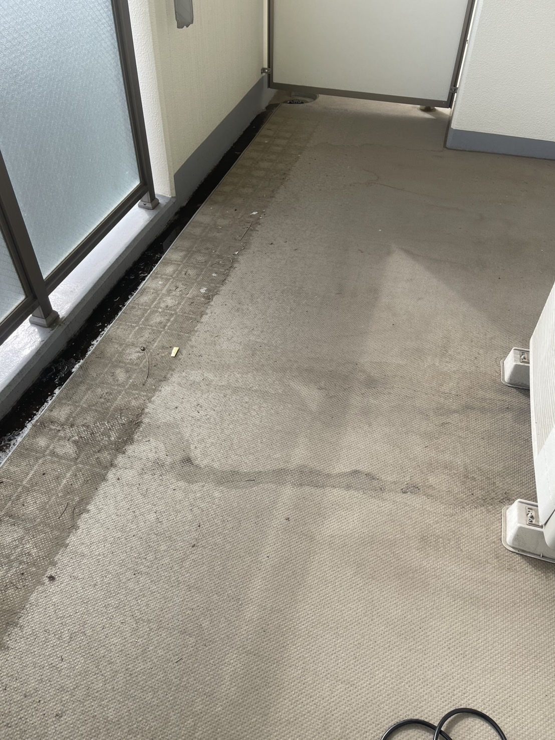 埼玉県久喜市のベランダ・バルコニークリーニングの作業前1