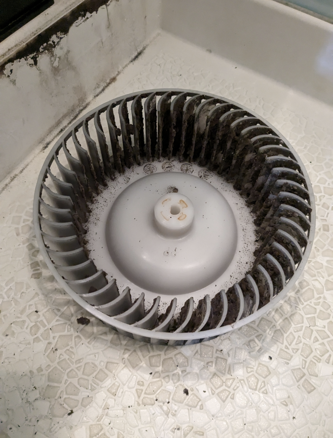 千葉県四街道市の洗面所クリーニングの作業前2