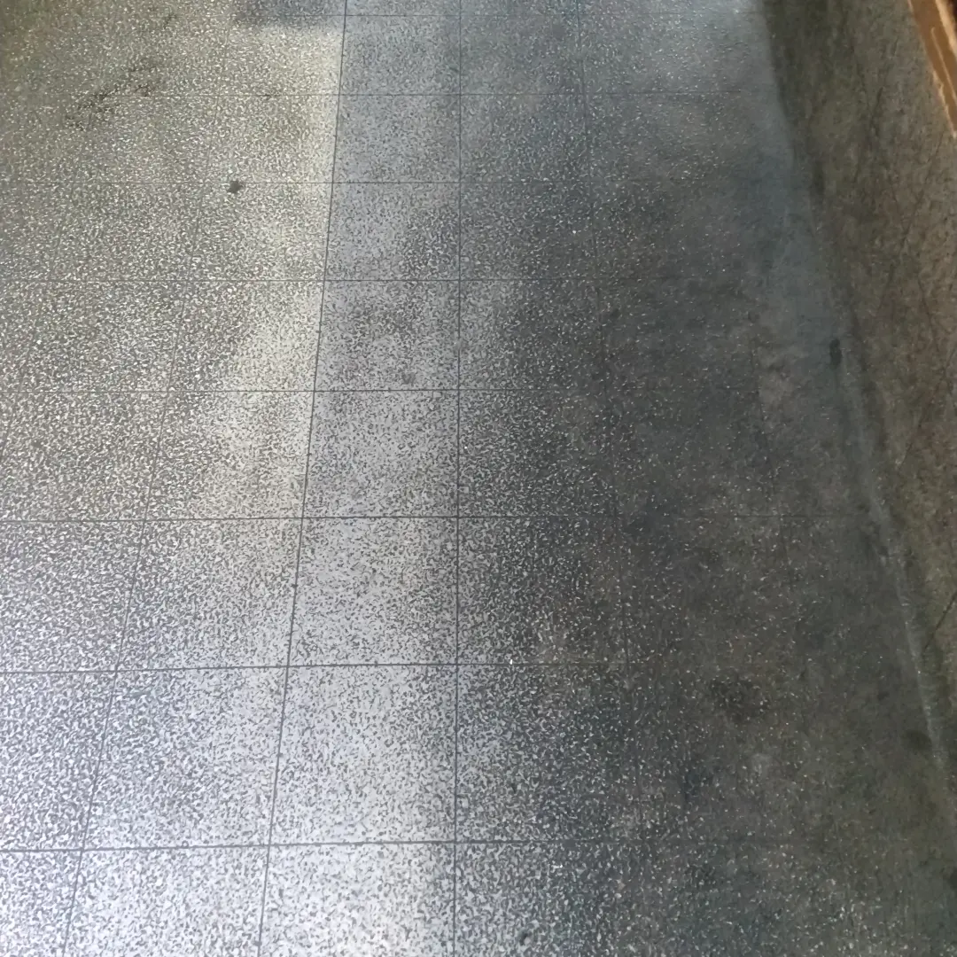 東京都港区の店舗清掃の作業前2