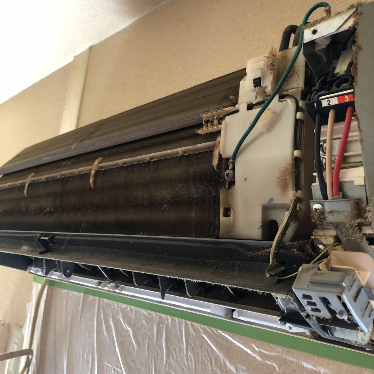 香川県高松市木太町の壁掛けエアコンの作業前2