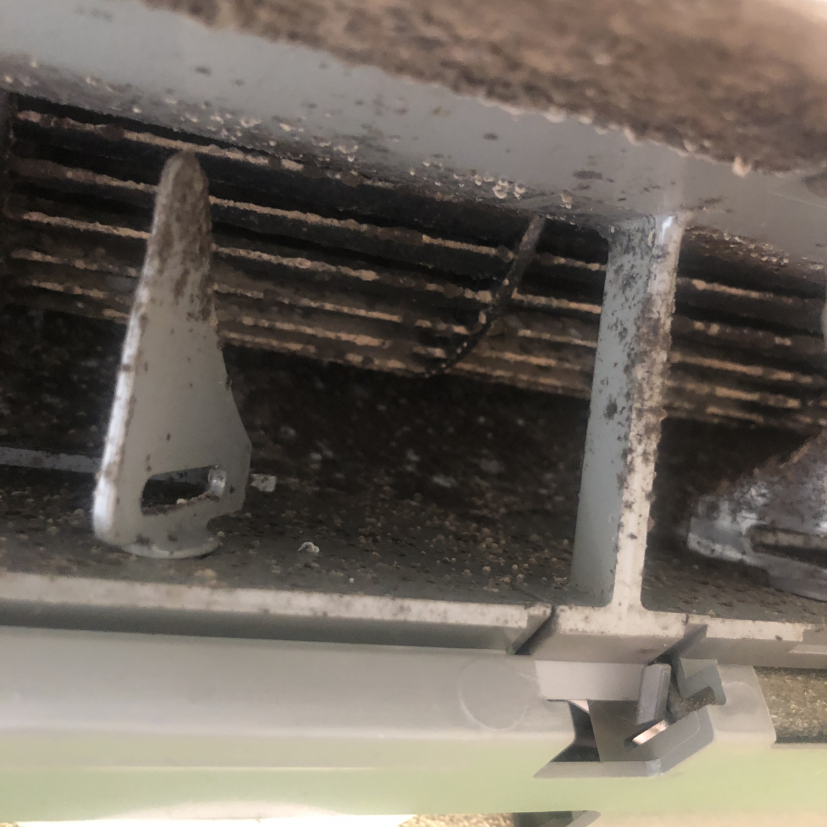 香川県高松市上福岡町の壁掛けエアコンの作業前1