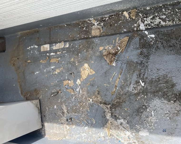 埼玉県越谷市恩間のベランダ・バルコニークリーニングの作業前1