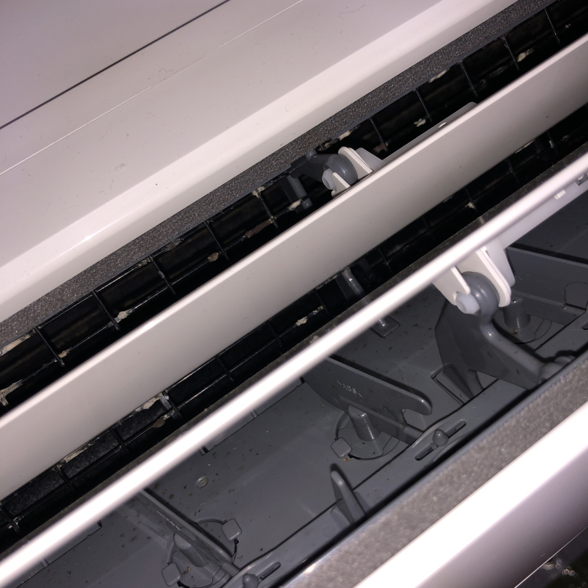 香川県東かがわ市引田の家庭用床置きエアコンの作業前2