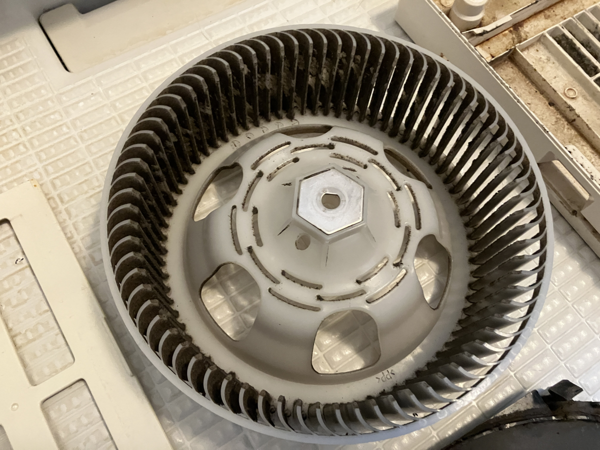 神奈川県川崎市多摩区登戸の浴室乾燥機クリーニングの作業前3