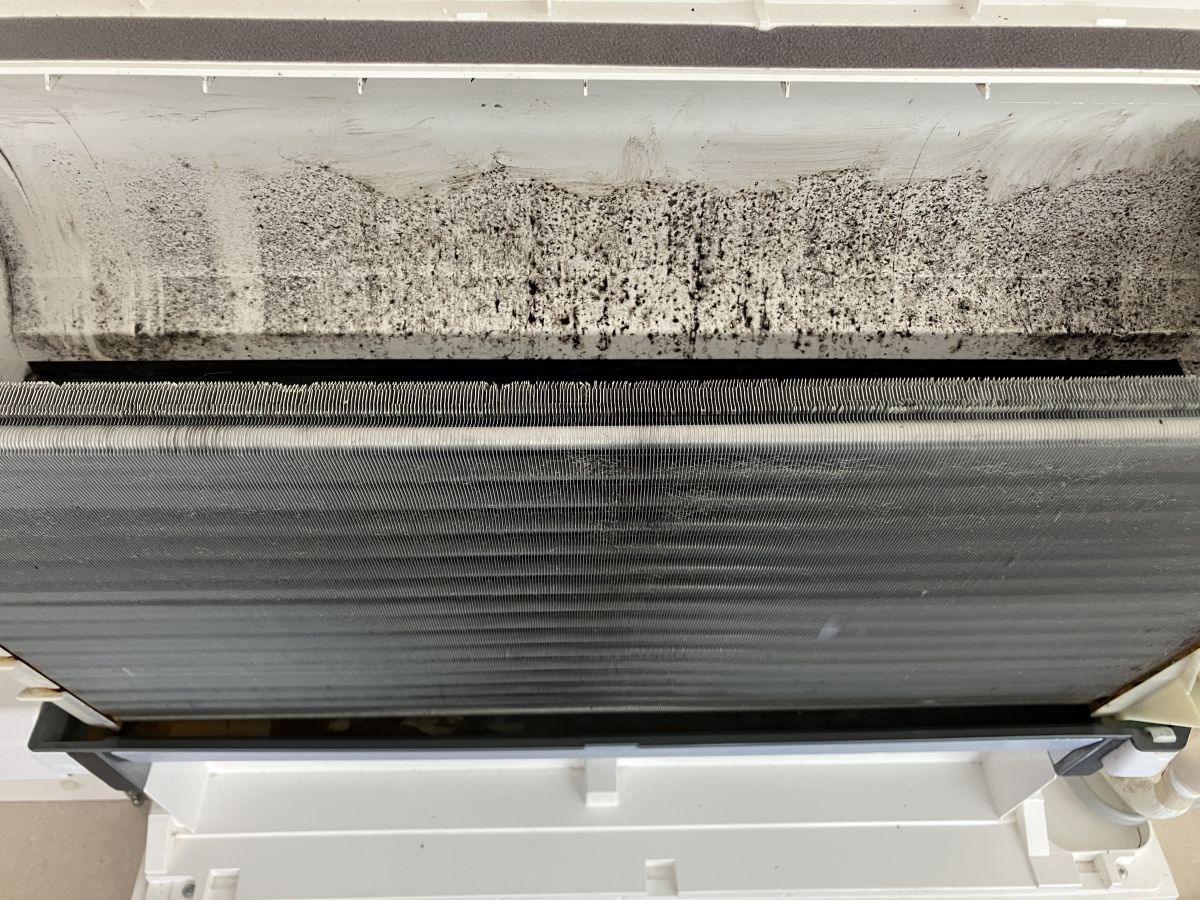 神奈川県川崎市多摩区の家庭用床置きエアコンの作業前1