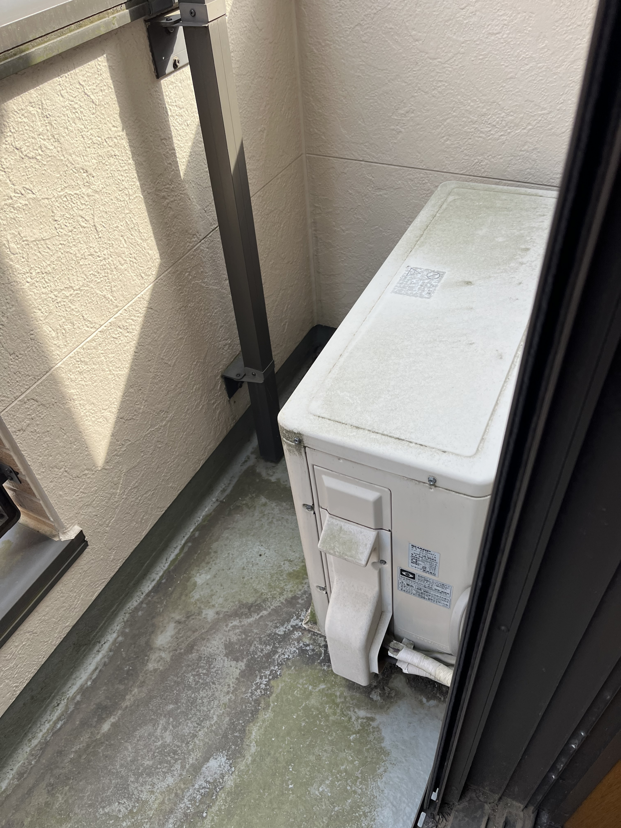 埼玉県入間市向陽台のベランダ・バルコニークリーニングの作業前2