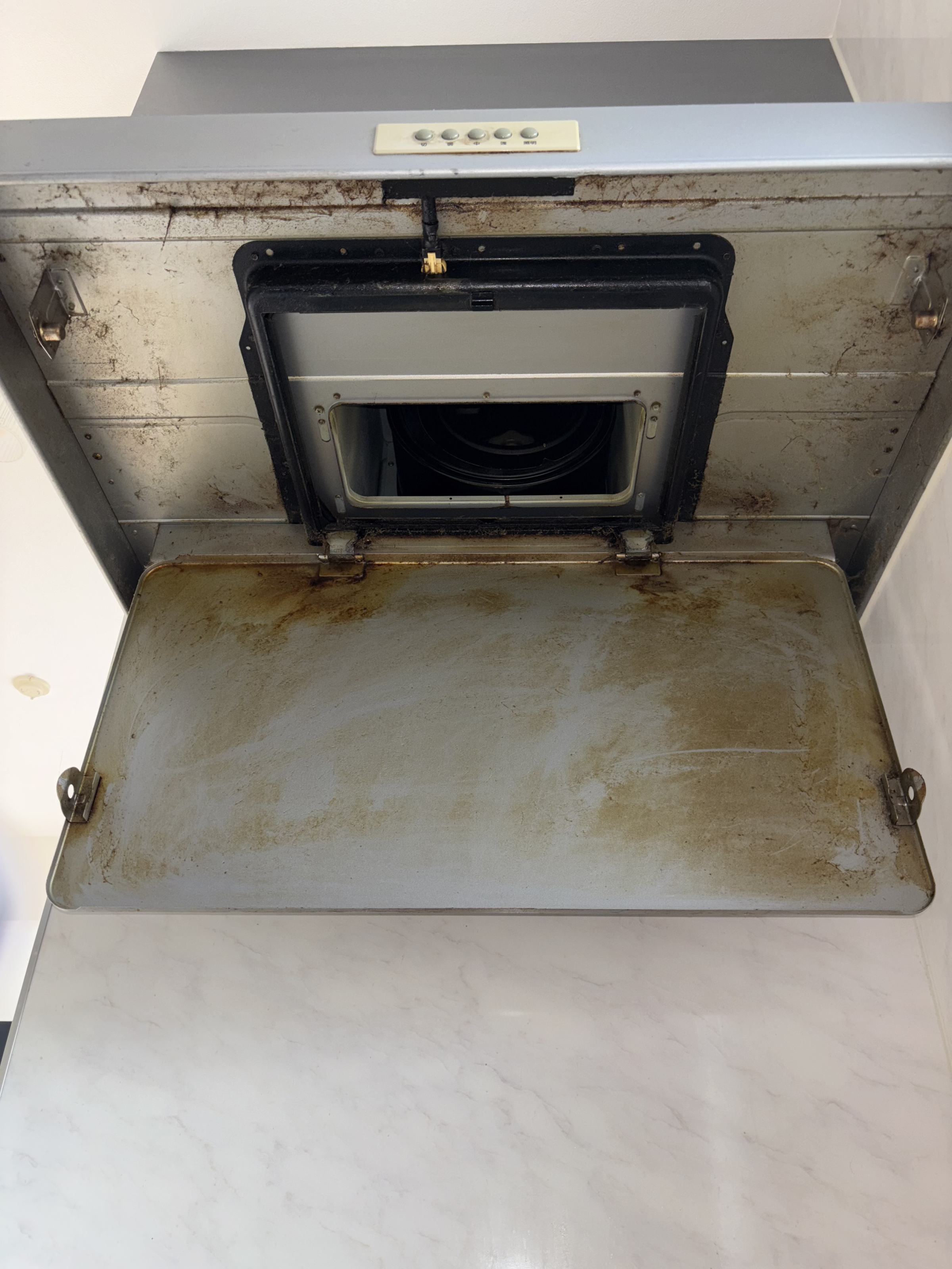 神奈川県鎌倉市のレンジフードクリーニングの作業前1