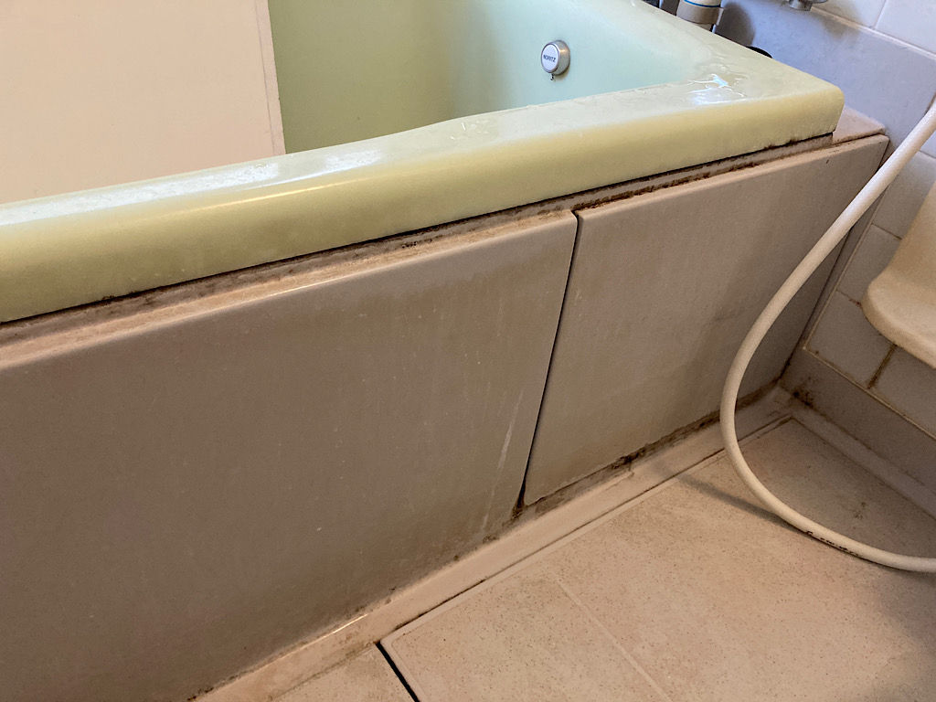 神奈川県横浜市鶴見区の浴室・お風呂クリーニングの作業前1