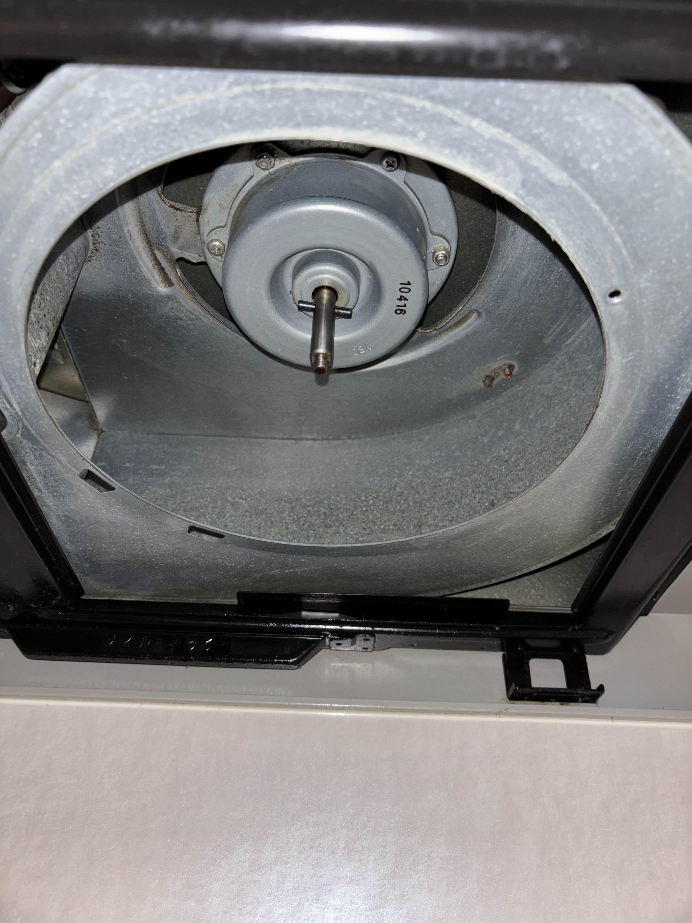 神奈川県平塚市のレンジフードクリーニングの作業前3