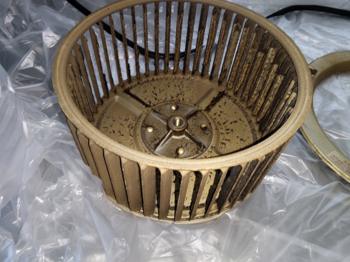 青森県八戸市のレンジフードクリーニングの作業前1