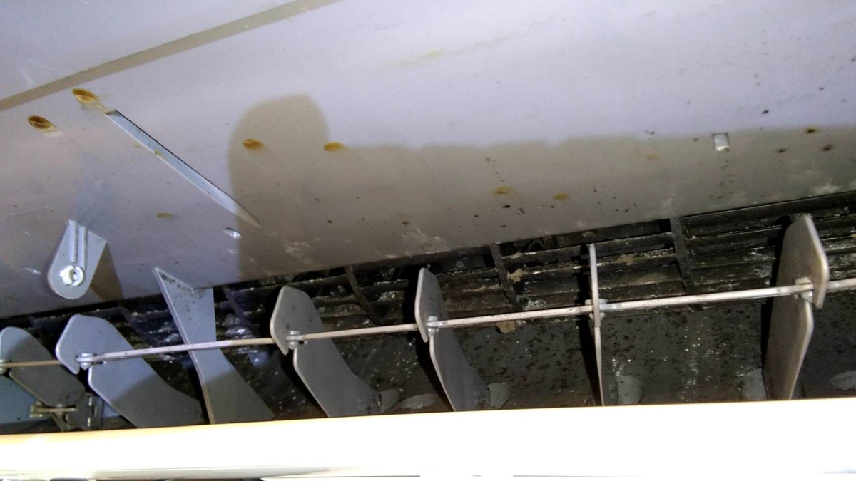 神奈川県茅ヶ崎市のお掃除機能付きエアコンの作業前2