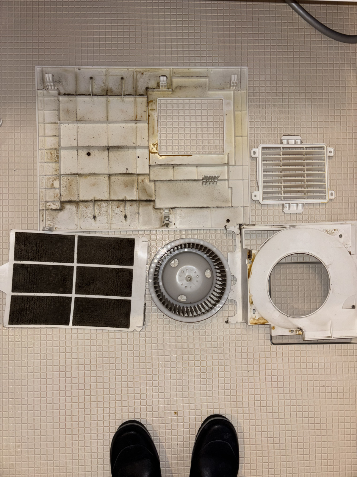神奈川県藤沢市の浴室乾燥機クリーニングの作業前1