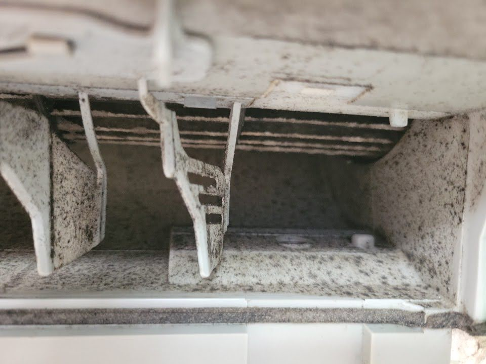 宮崎県延岡市の業務用壁掛けエアコンの作業前1