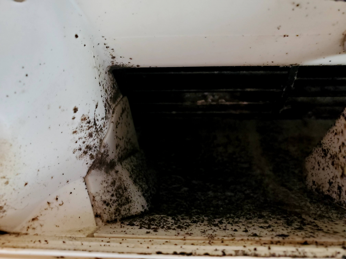 宮崎県延岡市のお掃除機能付きエアコンの作業前1