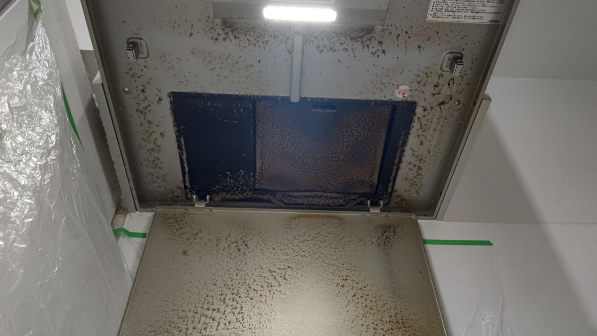 東京都新宿区のレンジフードクリーニングの作業前3