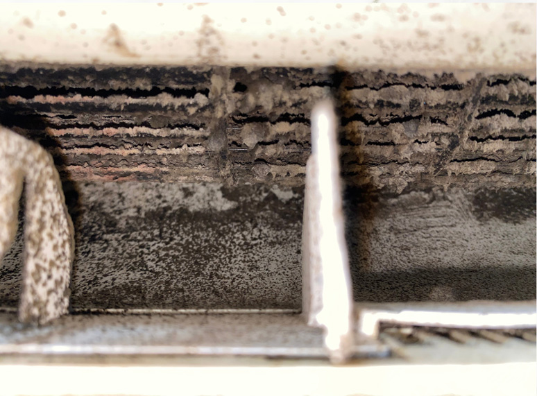 東京都大田区萩中の業務用壁掛けエアコンの作業前1