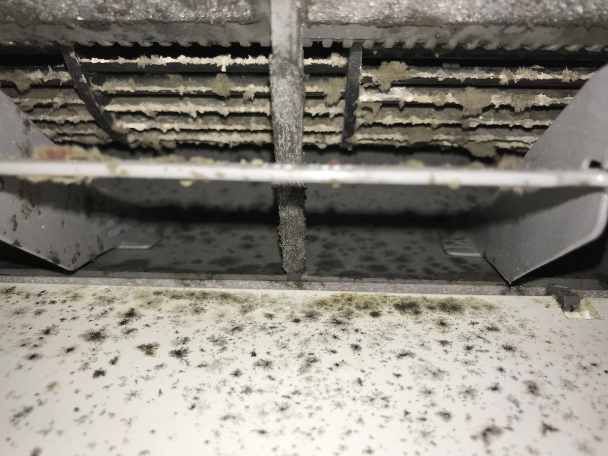 静岡県掛川市の壁掛けエアコンの作業前1