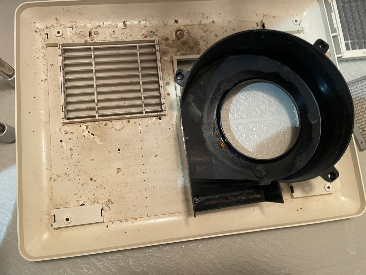 神奈川県横浜市南区の浴室乾燥機クリーニングの作業前2