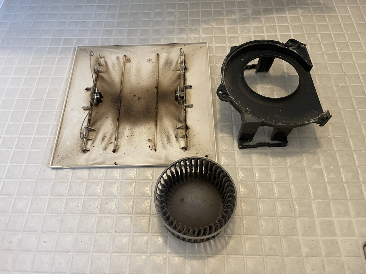 神奈川県横浜市南区の浴室乾燥機クリーニングの作業前1