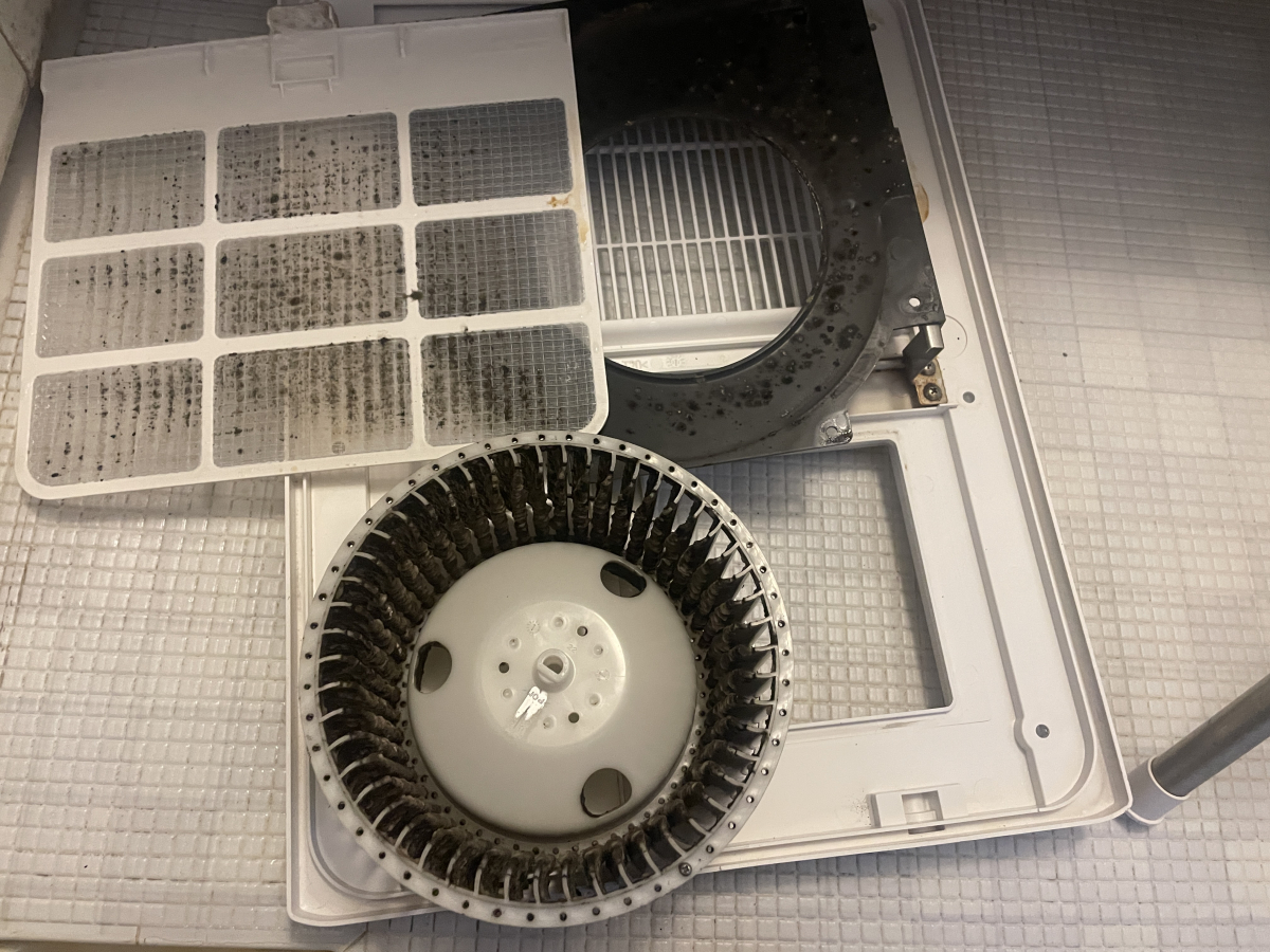 神奈川県横浜市南区の浴室乾燥機クリーニングの作業前2