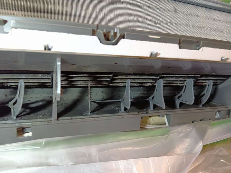 東京都港区南青山の壁掛けエアコンの作業前1