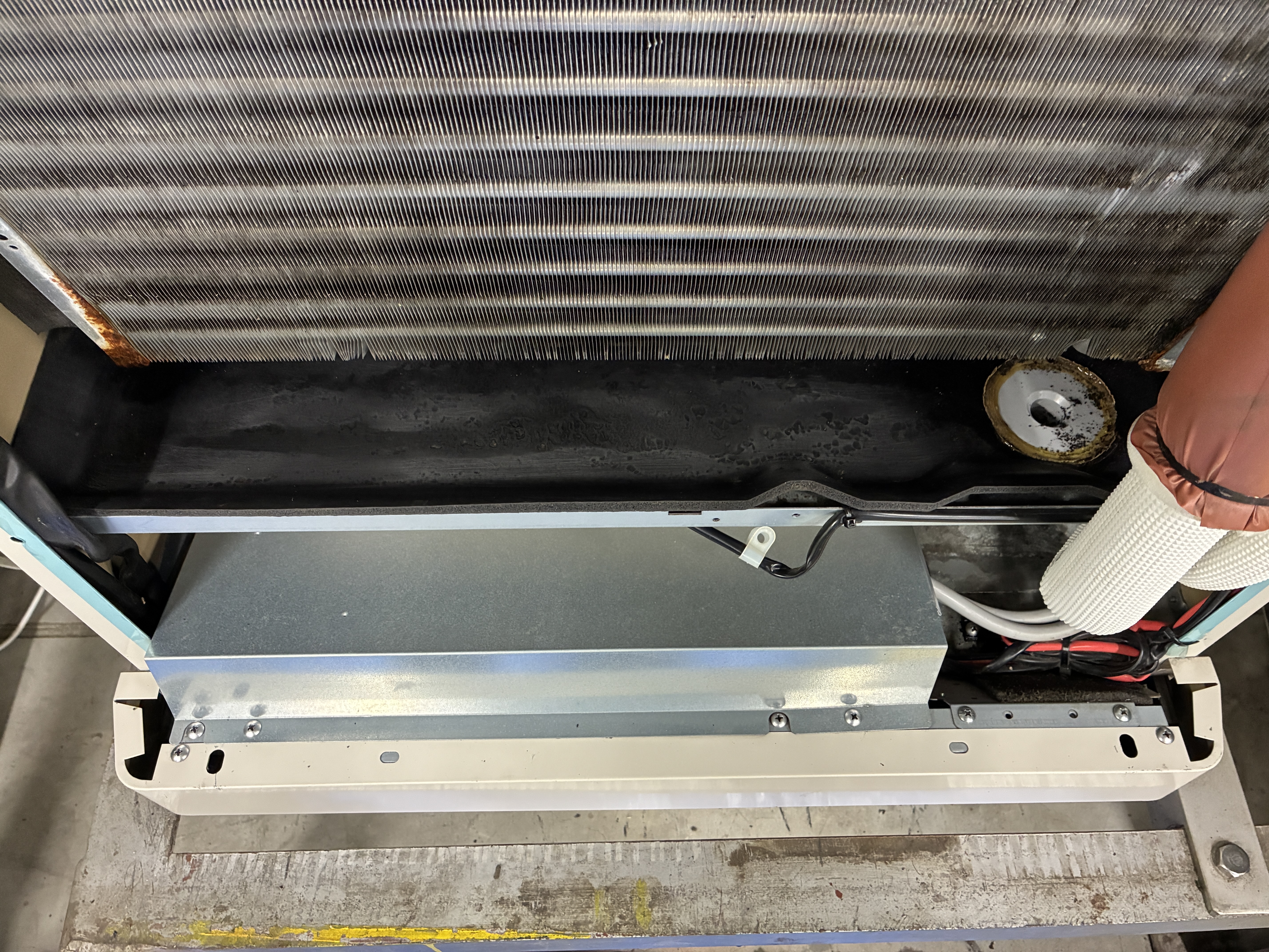 茨城県守谷市の業務用床置きエアコンの作業後1