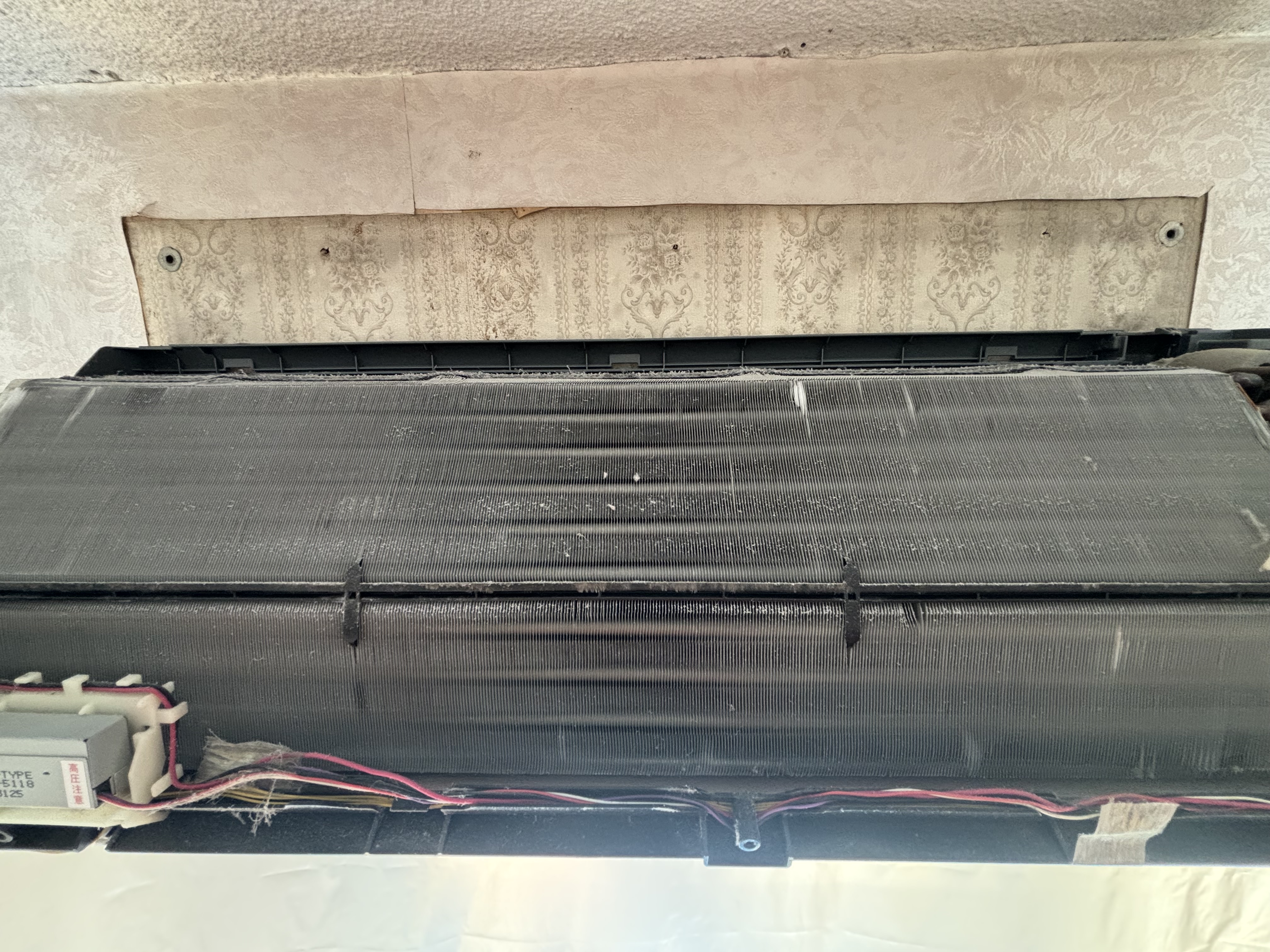 埼玉県さいたま市南区のお掃除機能付きエアコンの作業前1