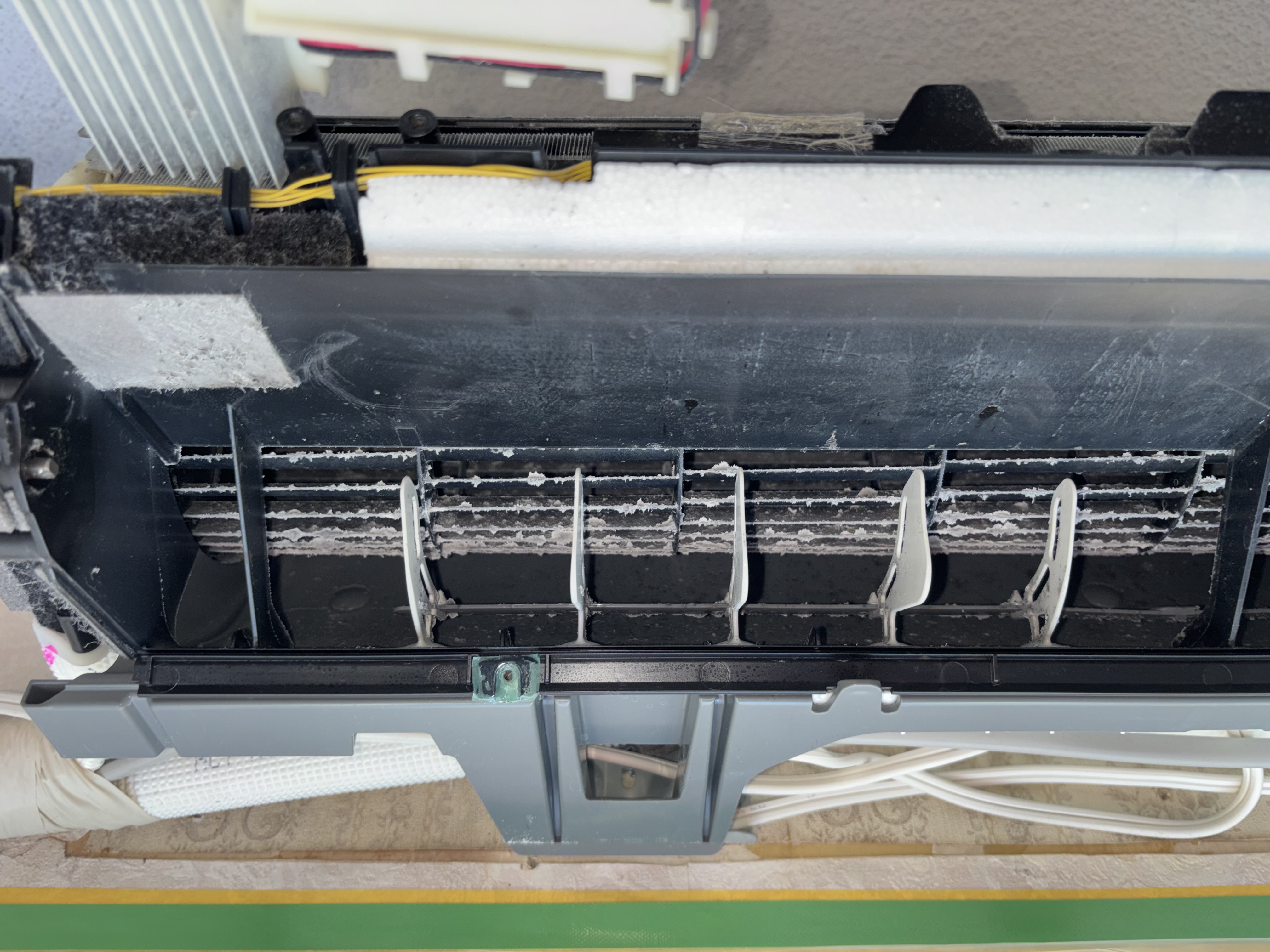 埼玉県さいたま市南区のお掃除機能付きエアコンの作業前2