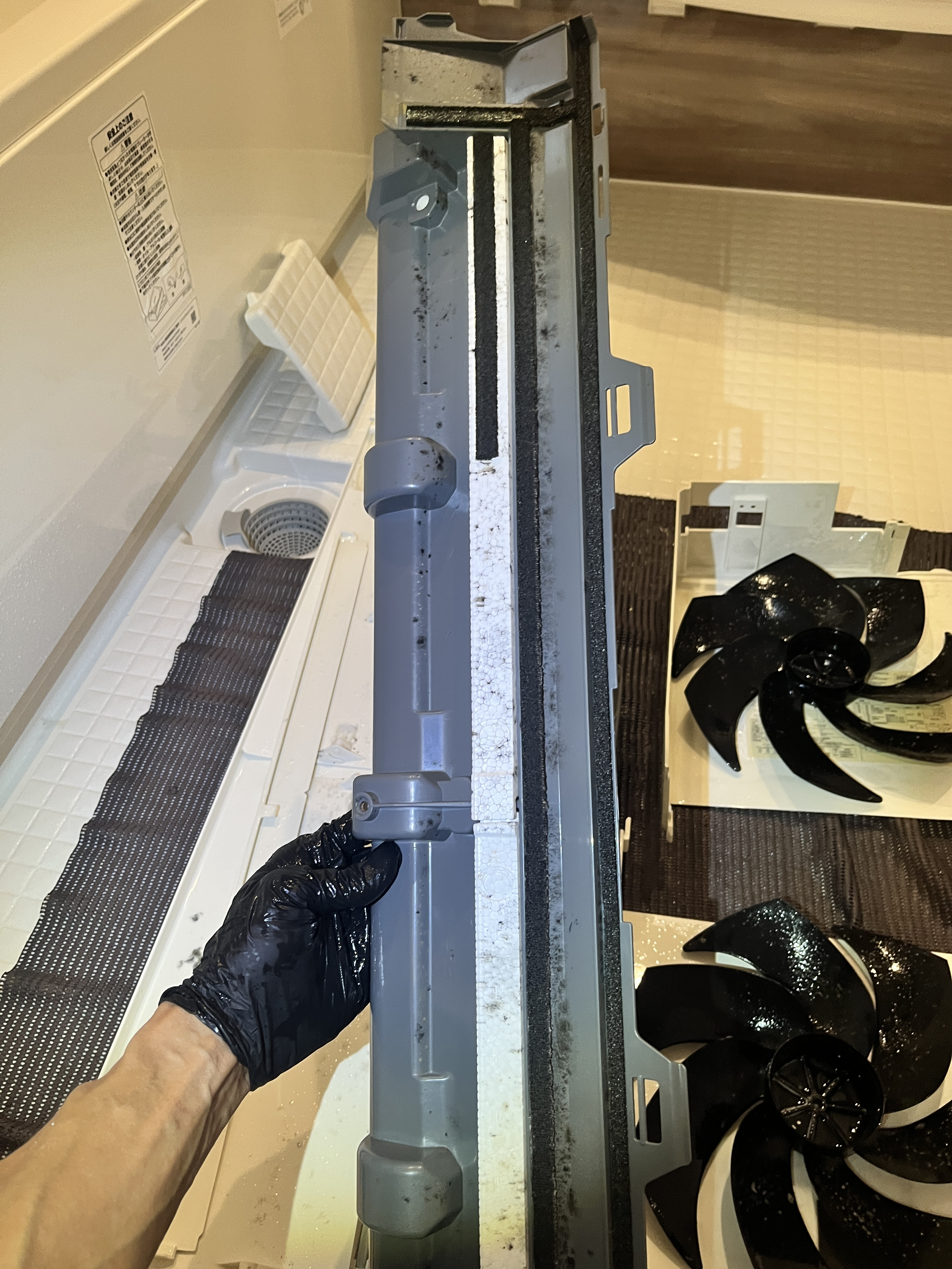 兵庫県尼崎市南塚口のお掃除機能付きエアコンの作業前2