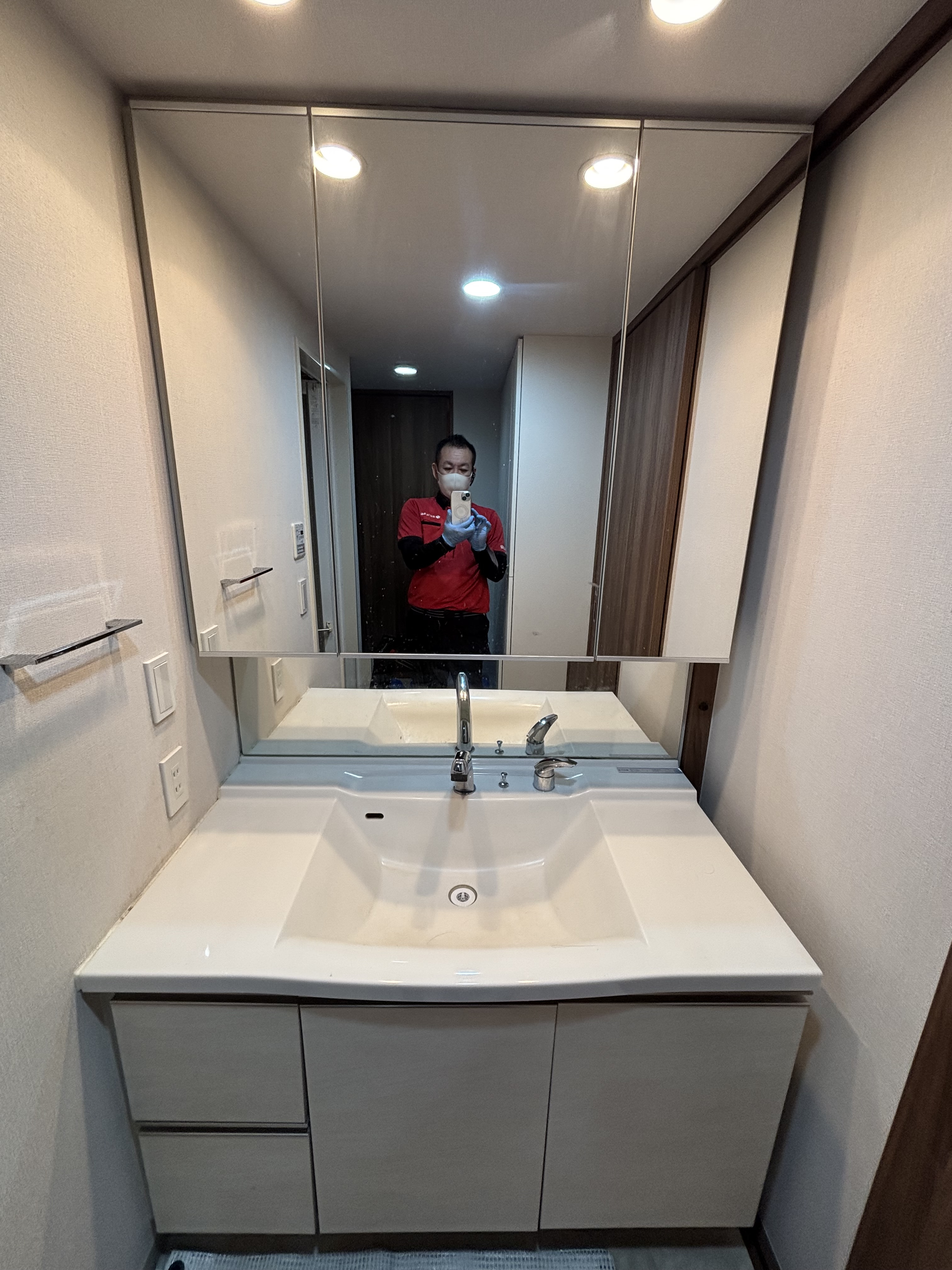 埼玉県戸田市の洗面所クリーニングの作業前1