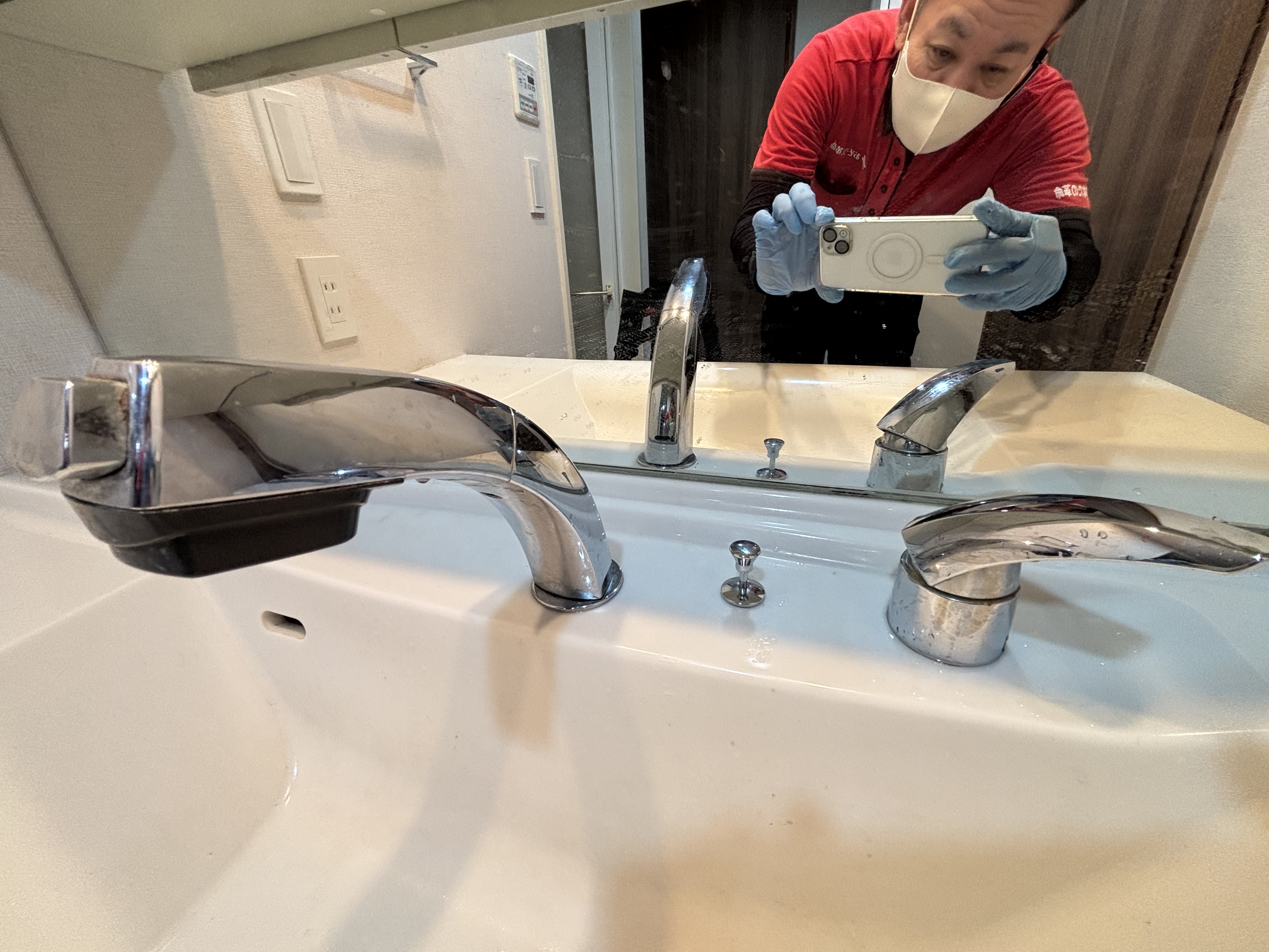 埼玉県戸田市の洗面所クリーニングの作業前3