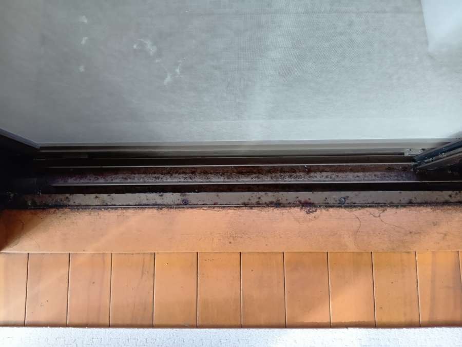 東京都足立区東保木間の窓ガラス・サッシクリーニングの作業前1