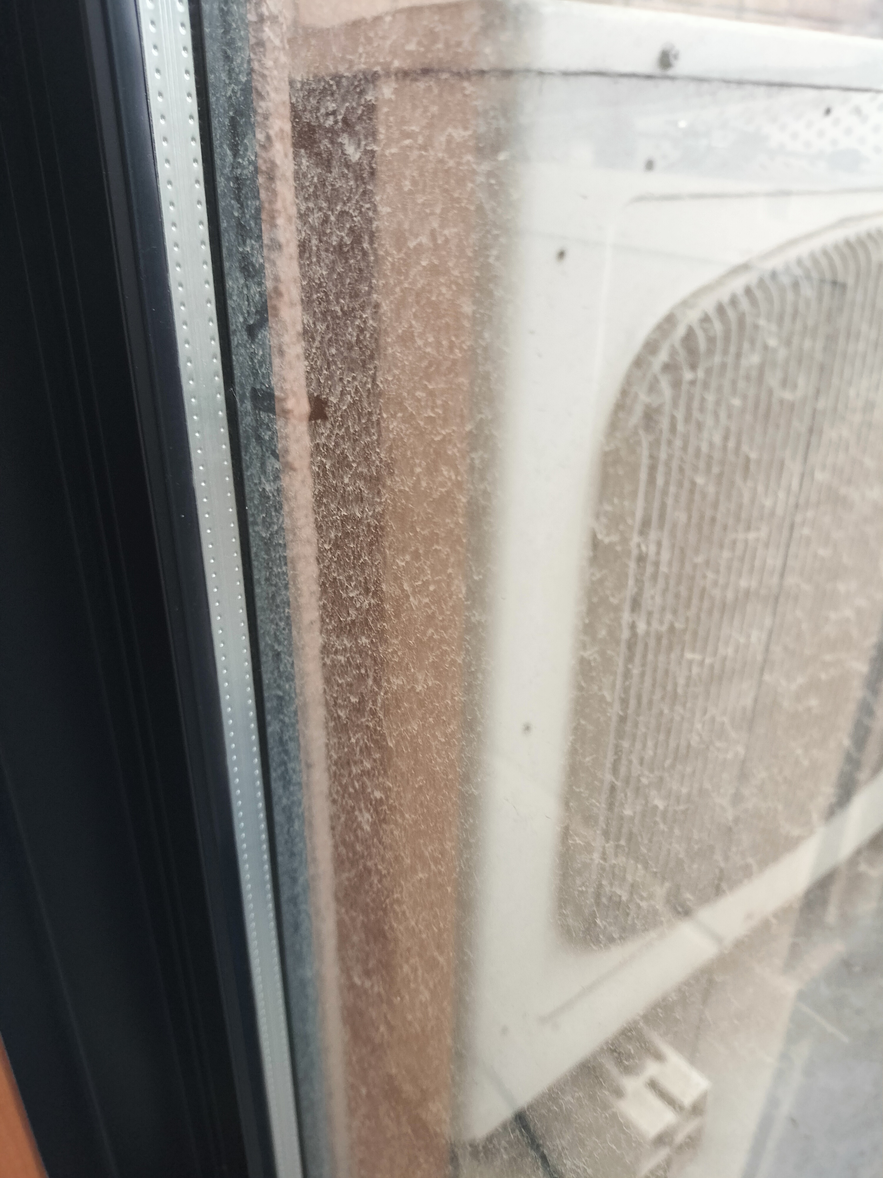 茨城県つくば市の窓ガラス・サッシクリーニングの作業前1