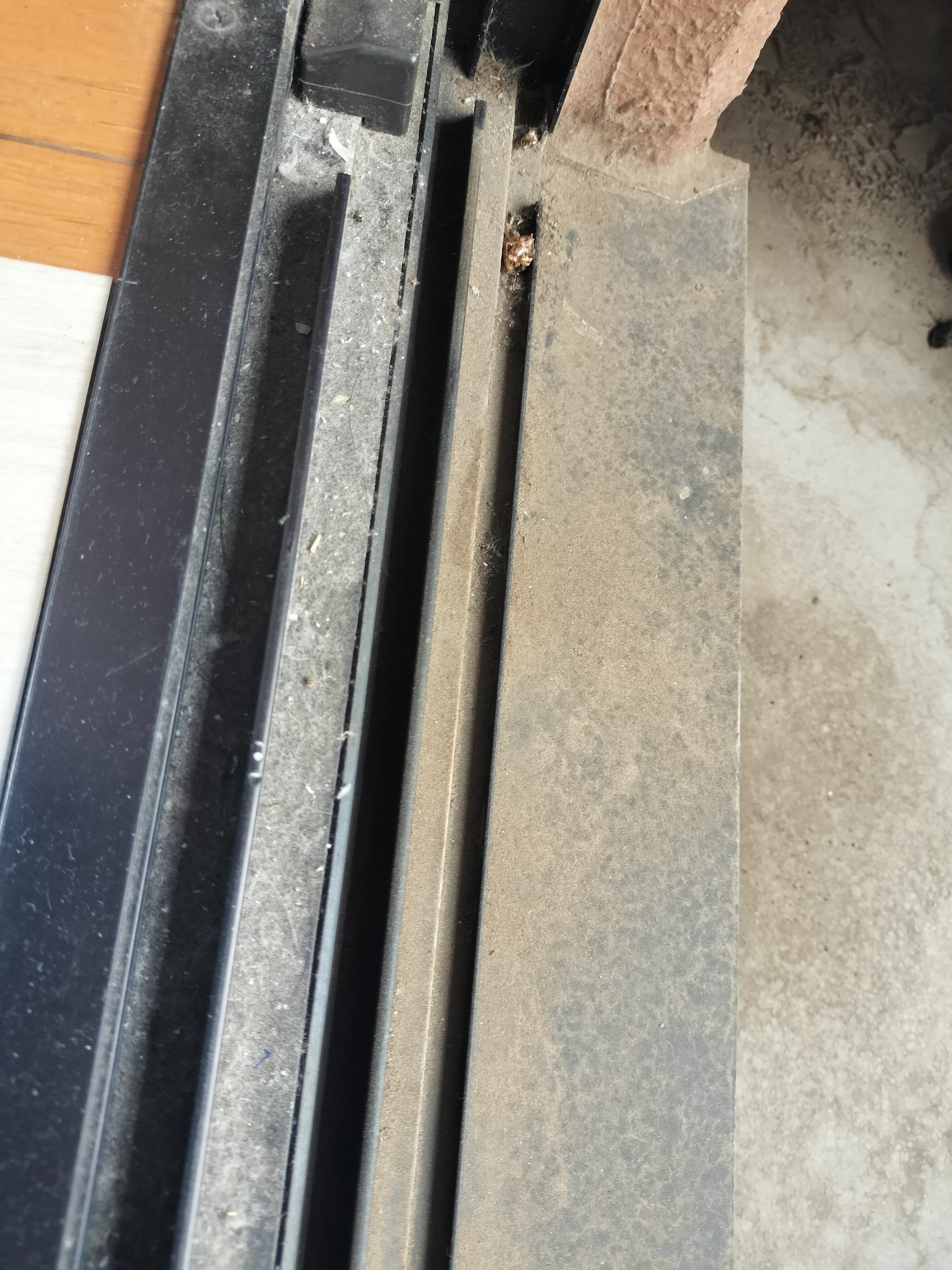 茨城県つくば市の窓ガラス・サッシクリーニングの作業前2