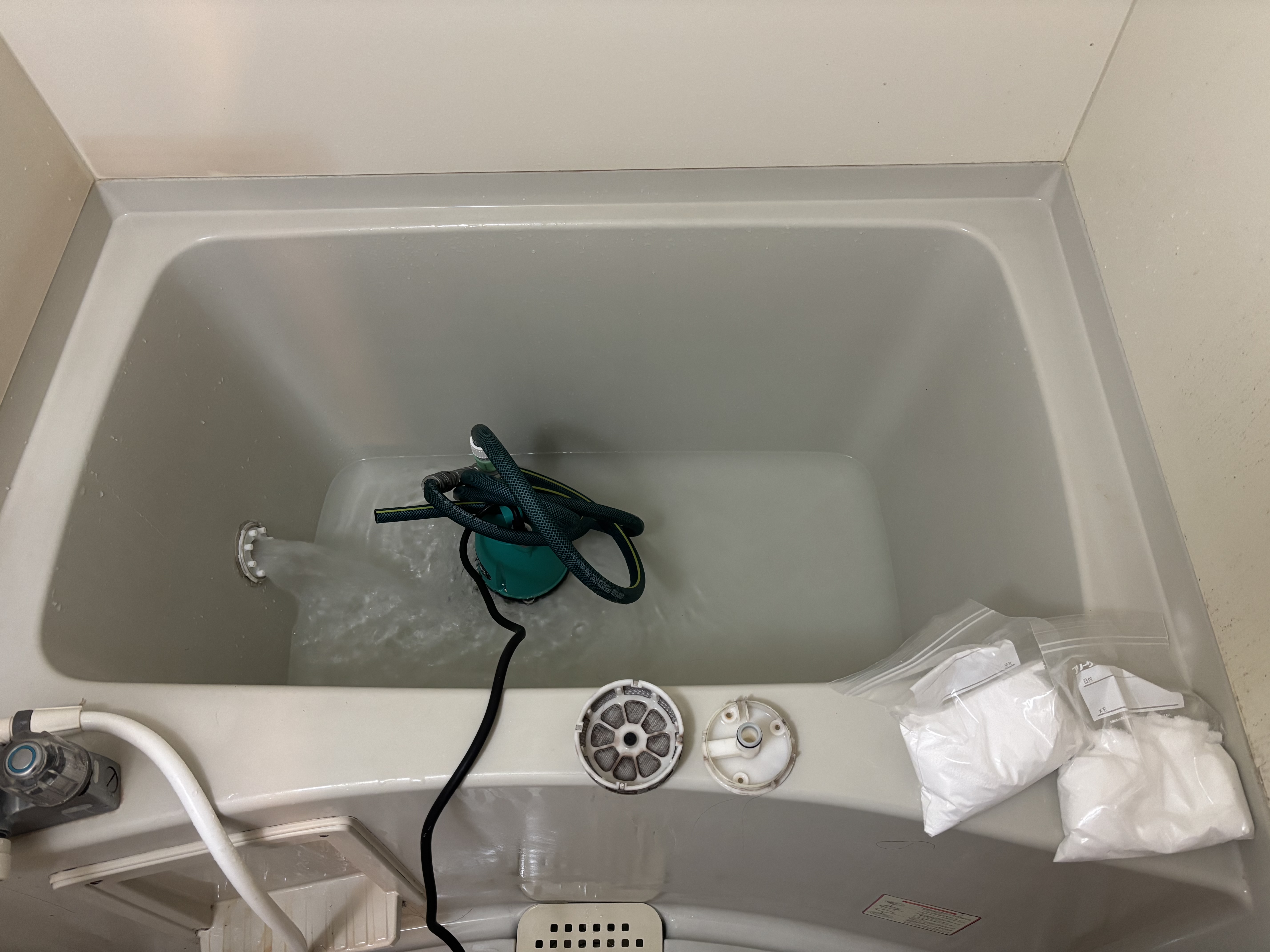 埼玉県ふじみ野市の追い焚き配管除菌洗浄の作業前1