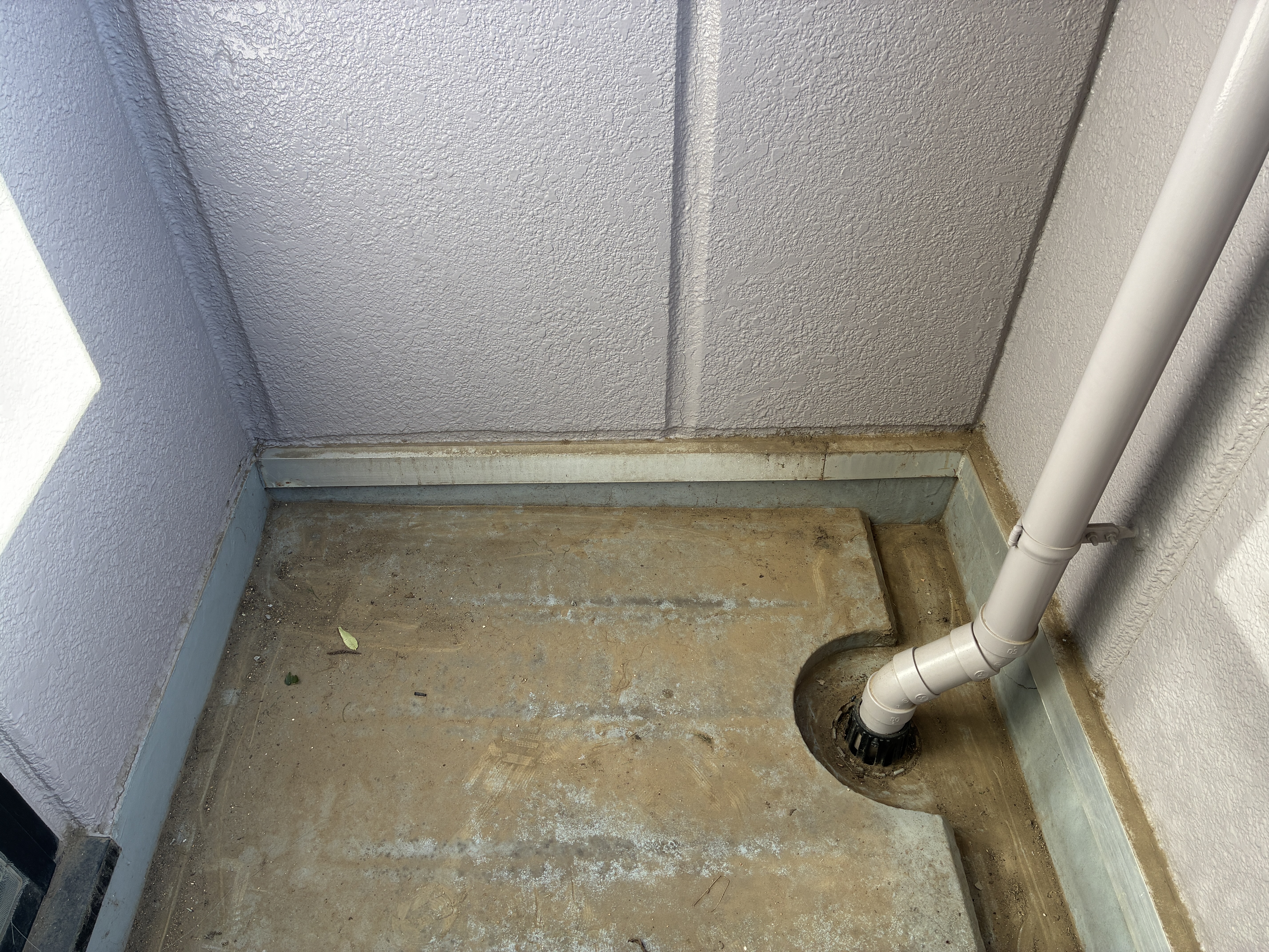 茨城県つくば市のベランダ・バルコニークリーニングの作業前2