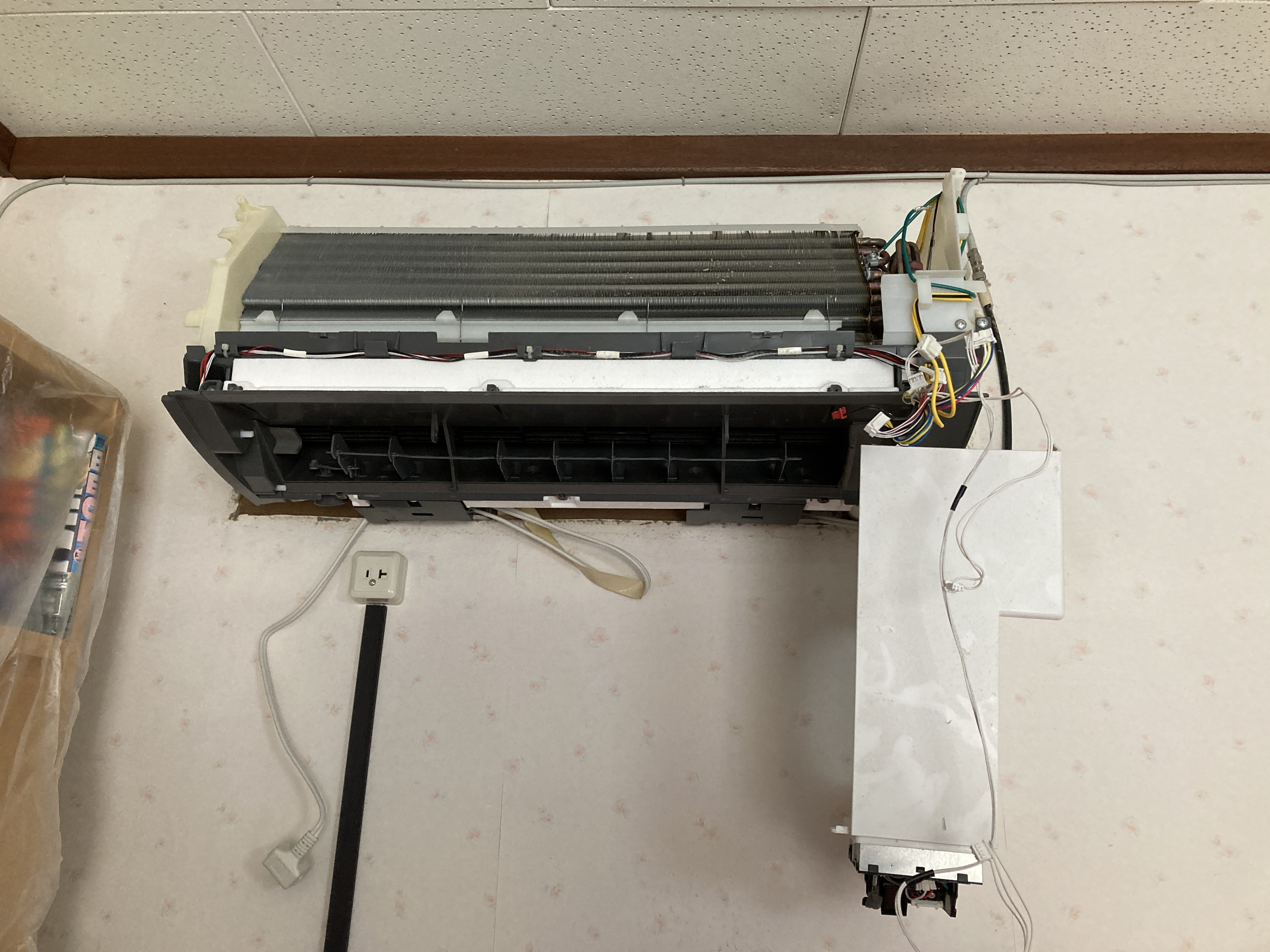 京都府京都市西京区川島権田町のお掃除機能付きエアコンの作業前1