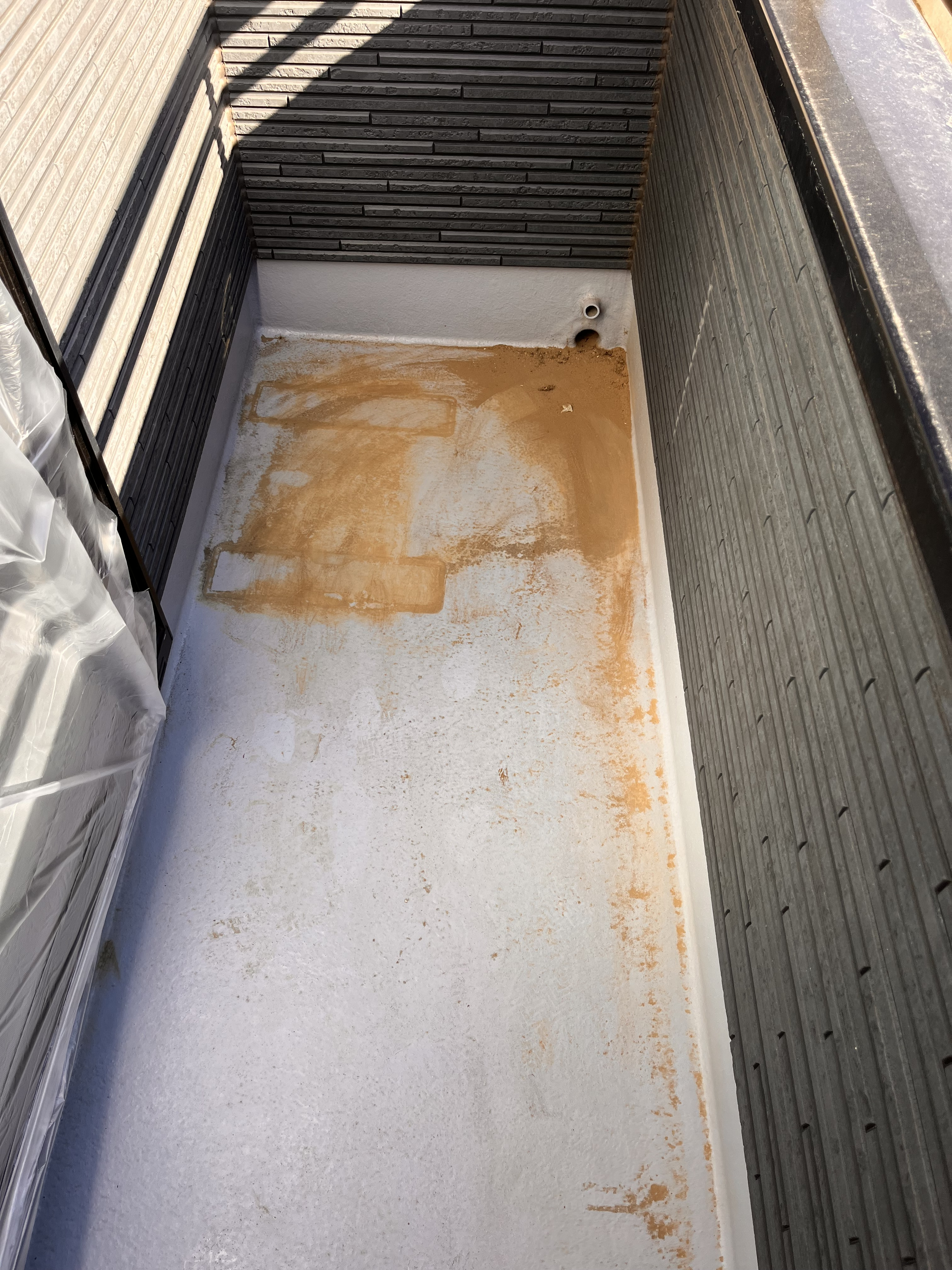 埼玉県新座市のベランダ・バルコニークリーニングの作業前1