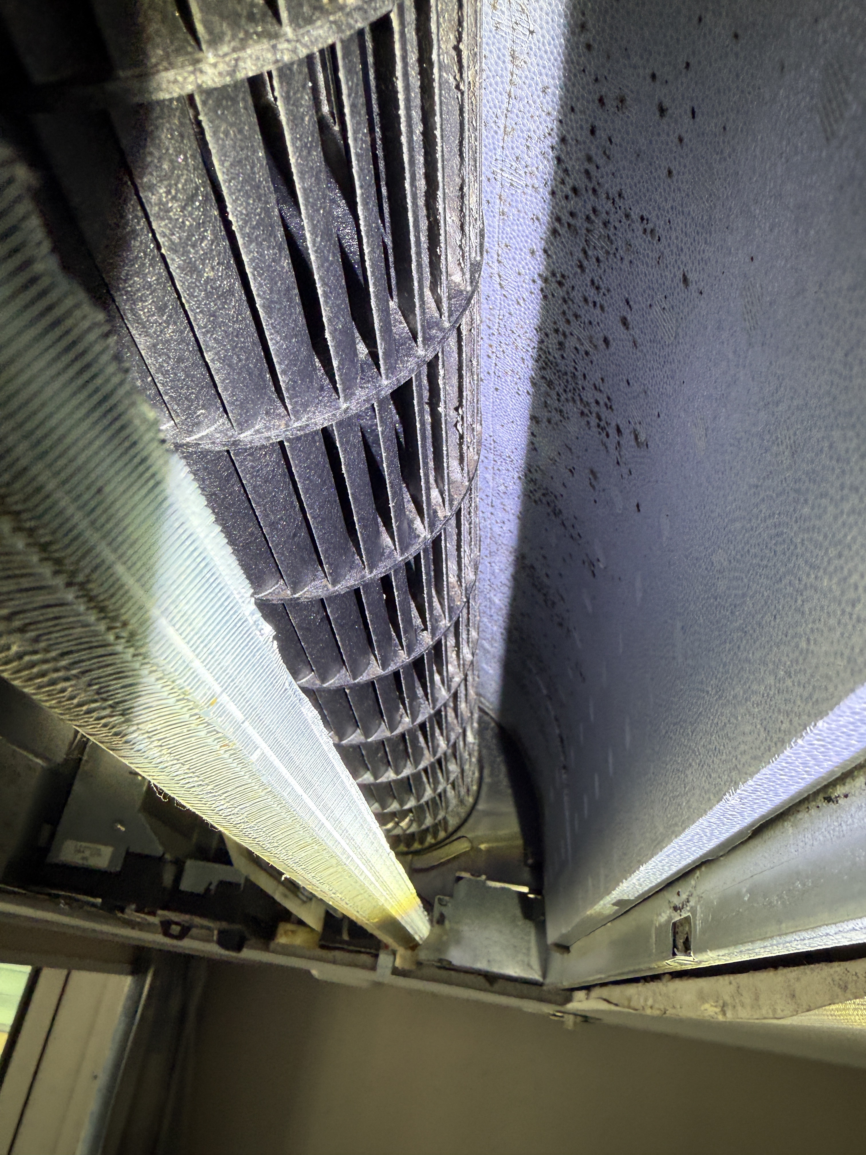 東京都港区の壁掛けエアコンの作業前2