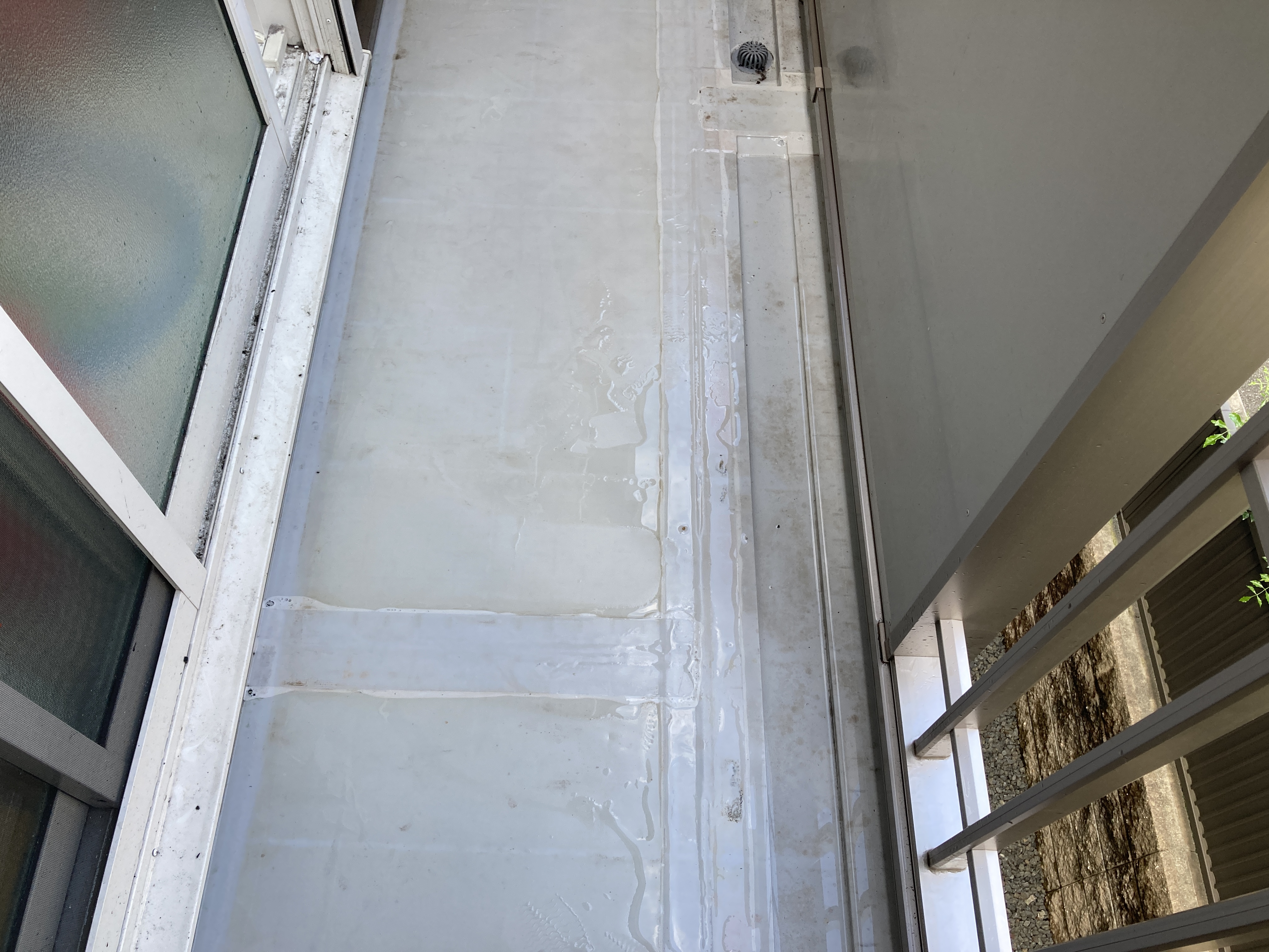 京都府京都市北区衣笠東御所ノ内町のベランダ・バルコニークリーニングの作業後1