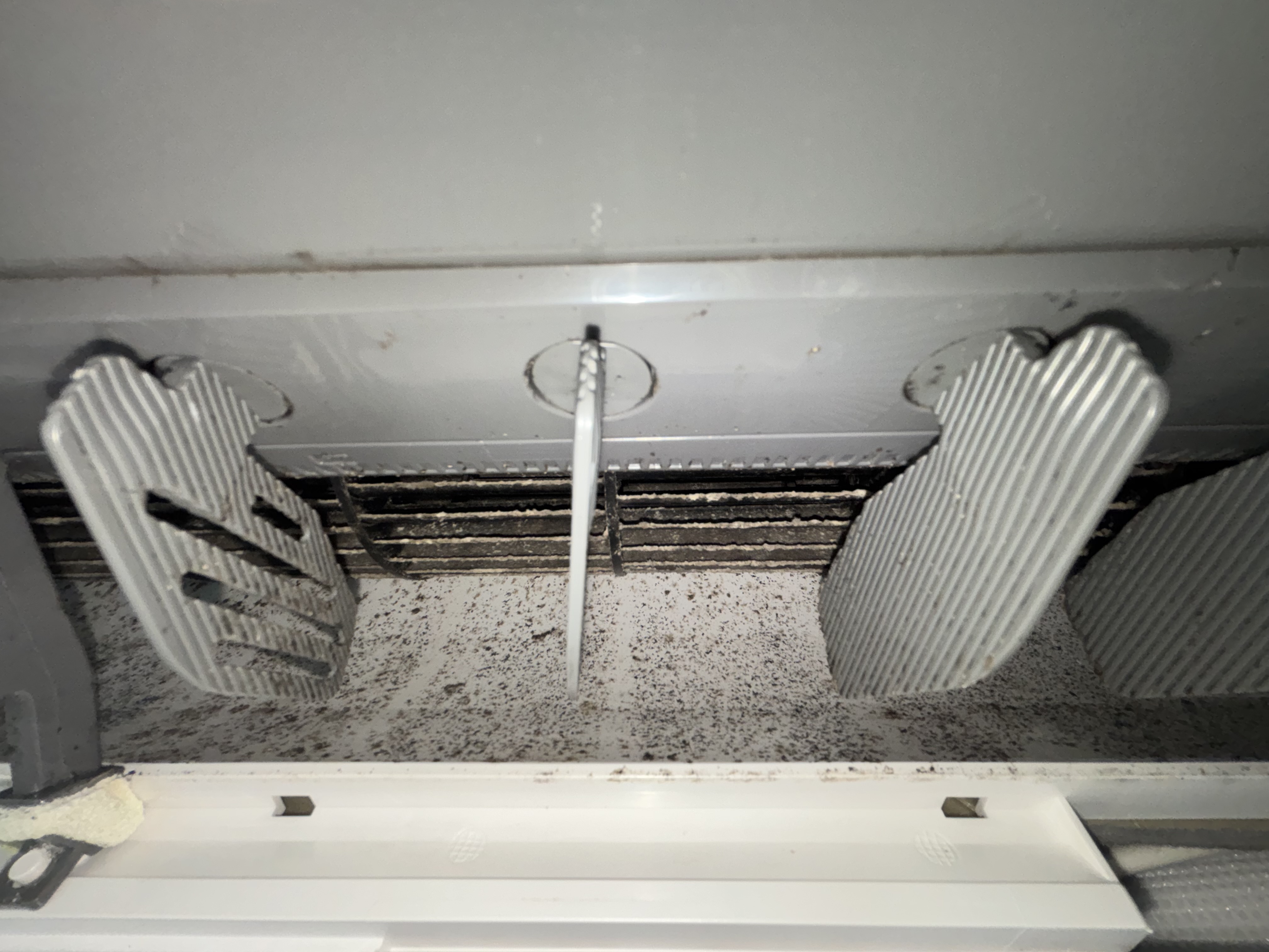 埼玉県久喜市のお掃除機能付きエアコンの作業前3