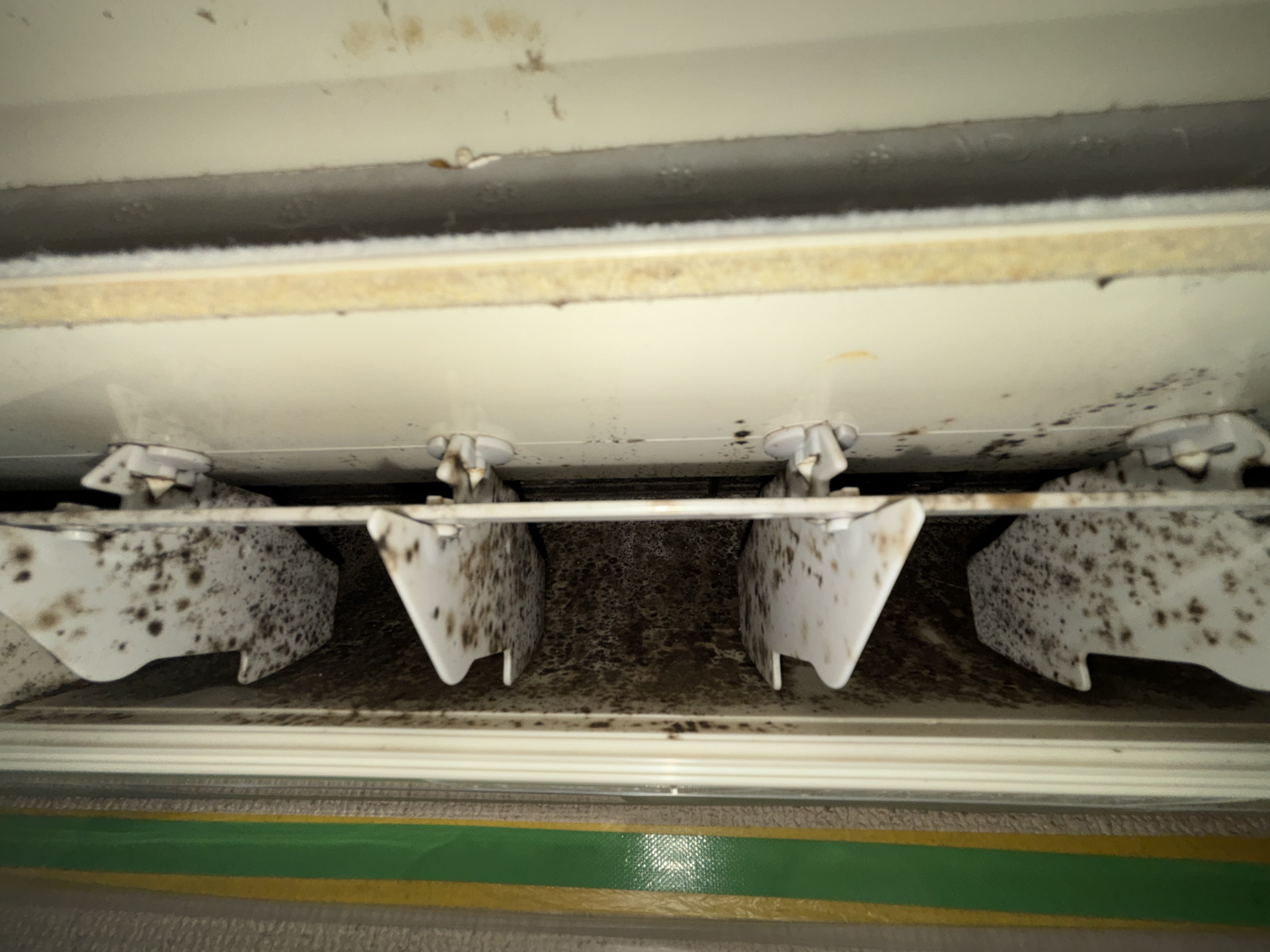 埼玉県川口市のお掃除機能付きエアコンの作業前2