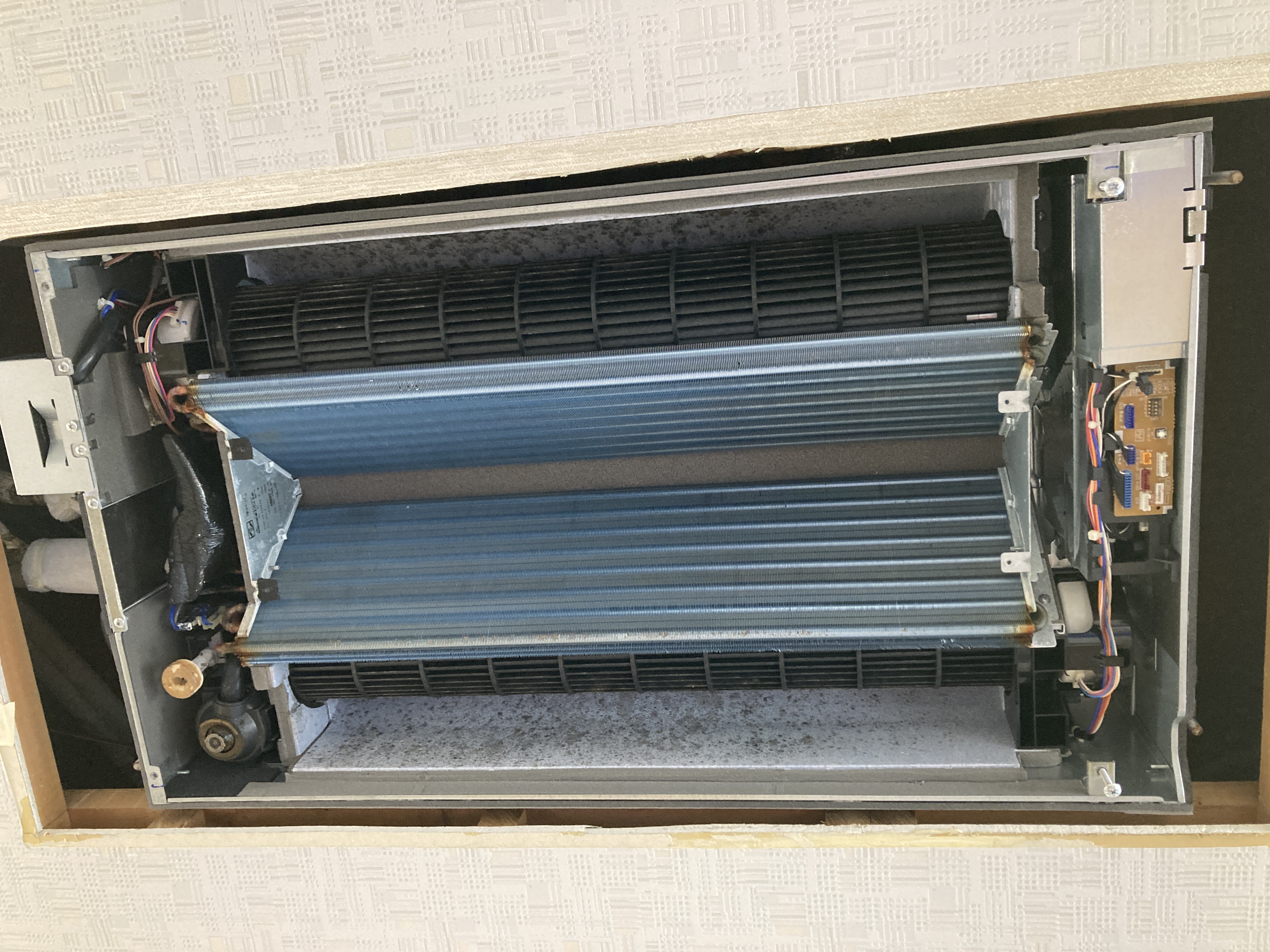 京都府京都市中京区姉西洞院町の家庭用天井埋め込みエアコンの作業前1