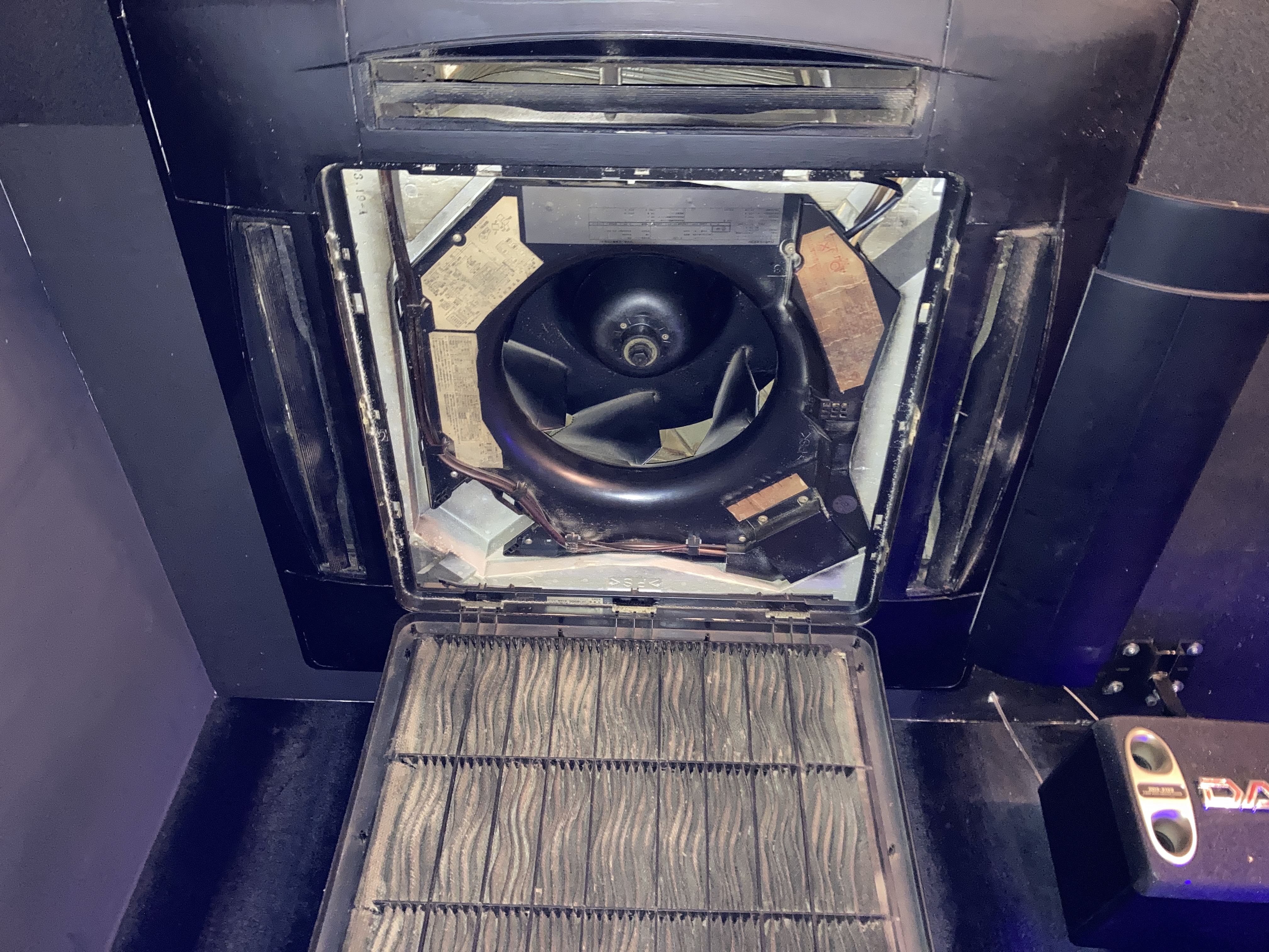 京都府京都市南区久世高田町の業務用天井埋め込みエアコンの作業前1