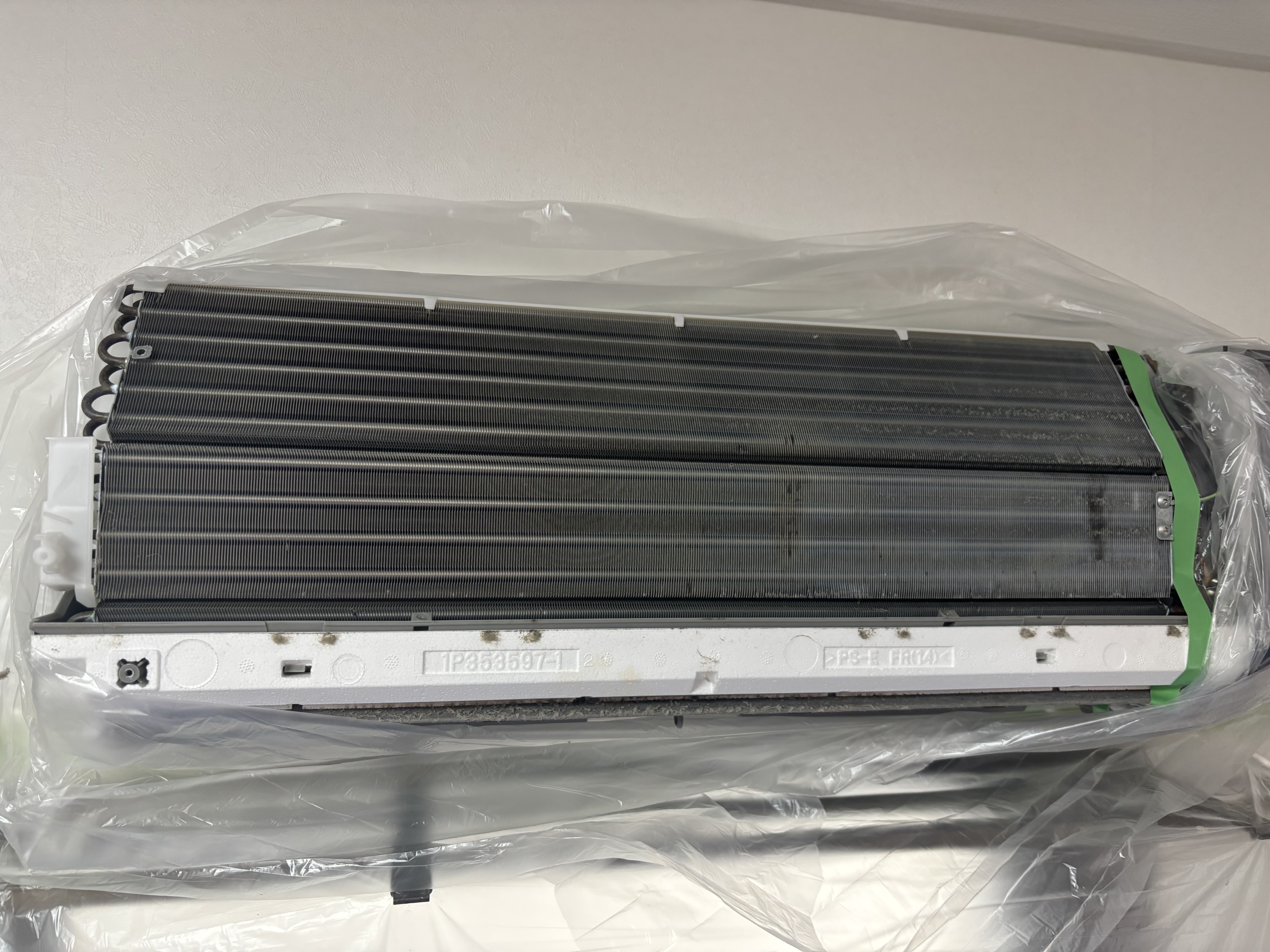 大阪府大阪市鶴見区の壁掛けエアコンの作業前2