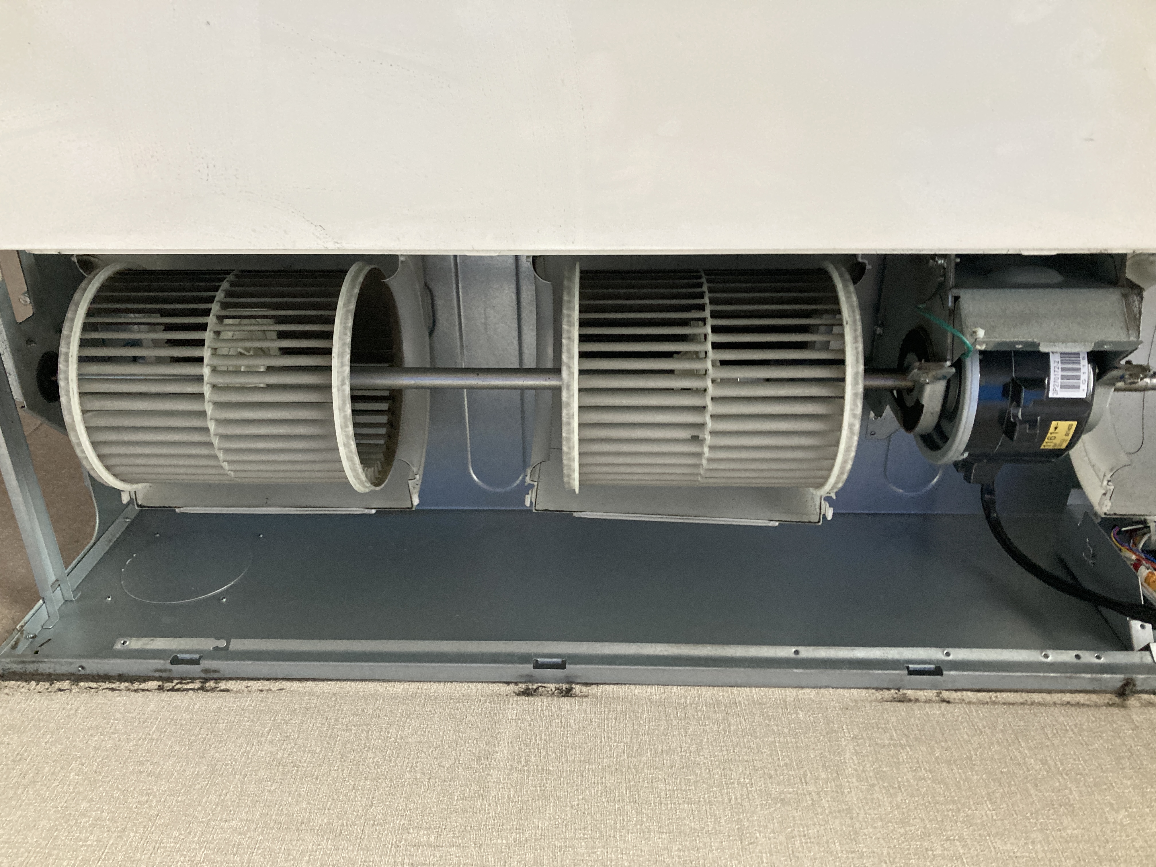 京都府京都市中京区壬生中川町の業務用天井吊りエアコンの作業前1